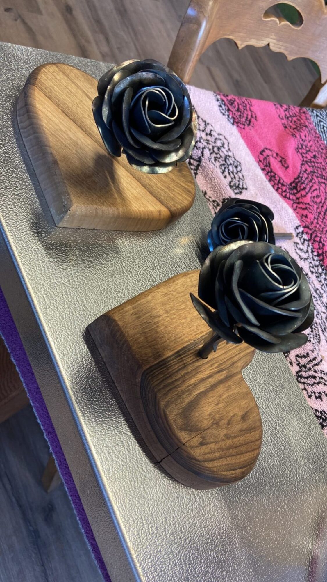 Roses en acier, socle en forme de cœur en bois