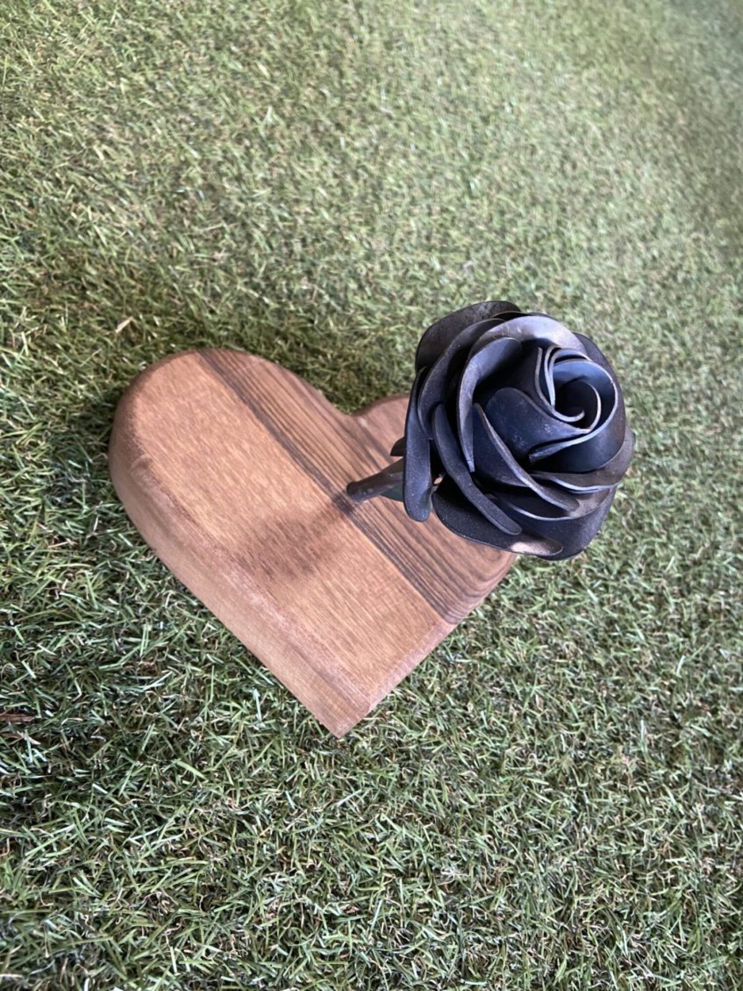 Roses en acier, socle en forme de cœur en bois