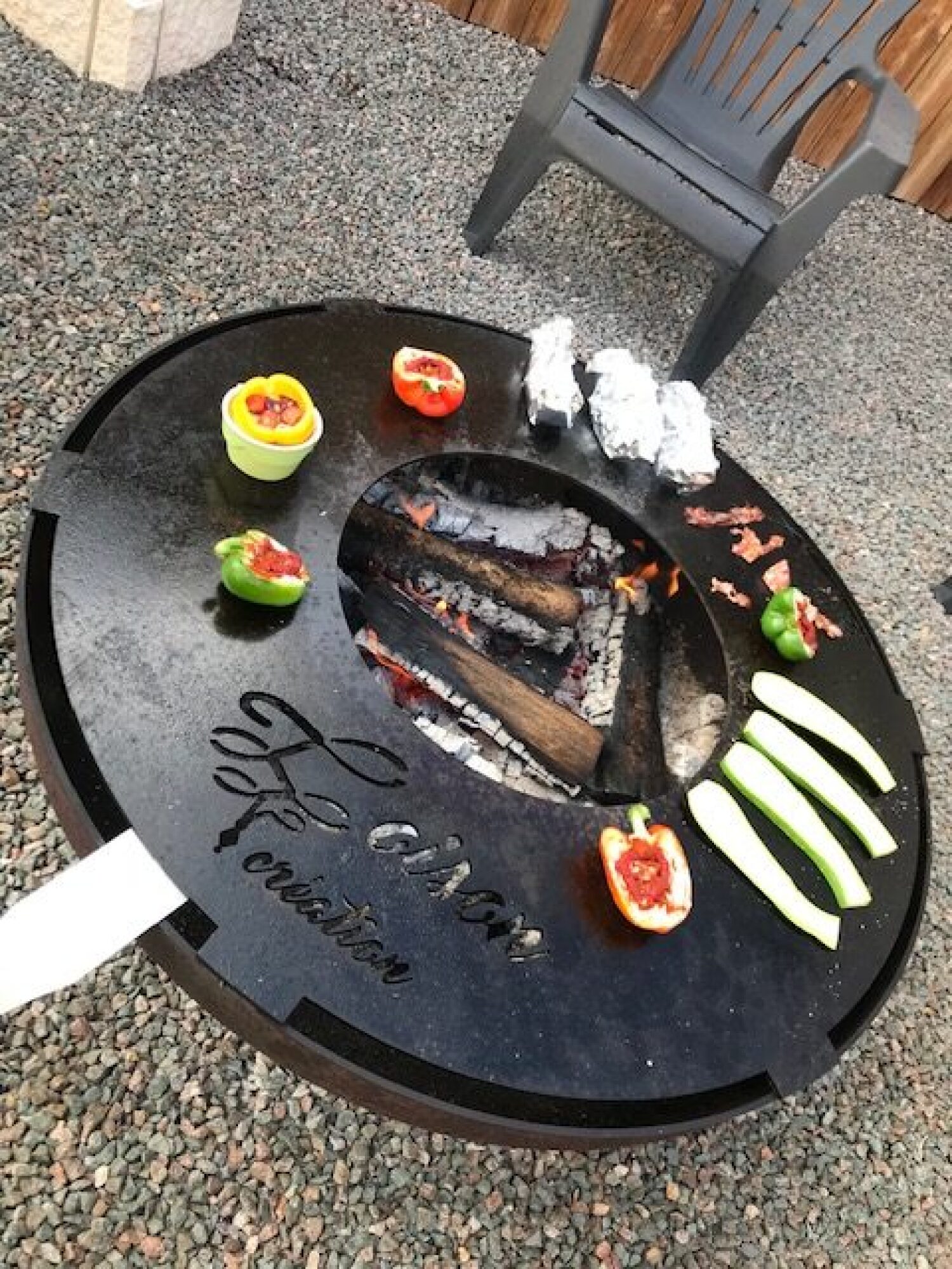 Œuvre d'art métallique, Brasero bas sur pieds