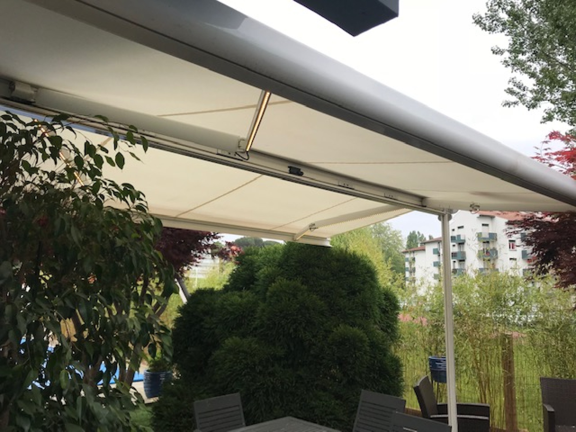 Installation store double pente sur mesure