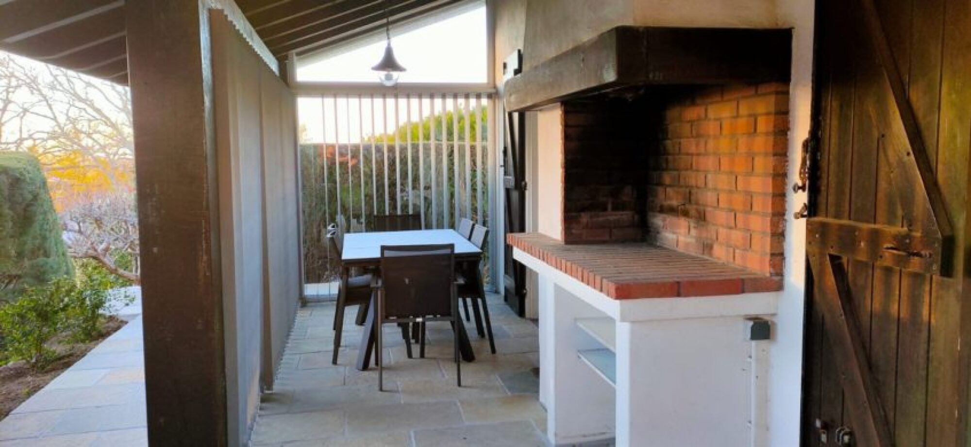 Installation store intérieur bandes verticales sur mesure