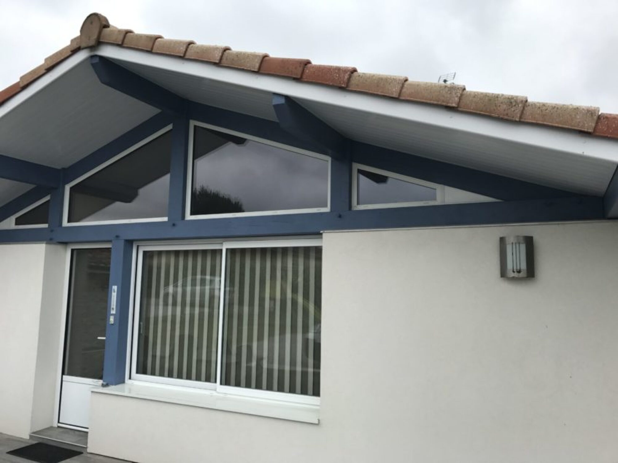 Installation store intérieur bandes verticales sur mesure