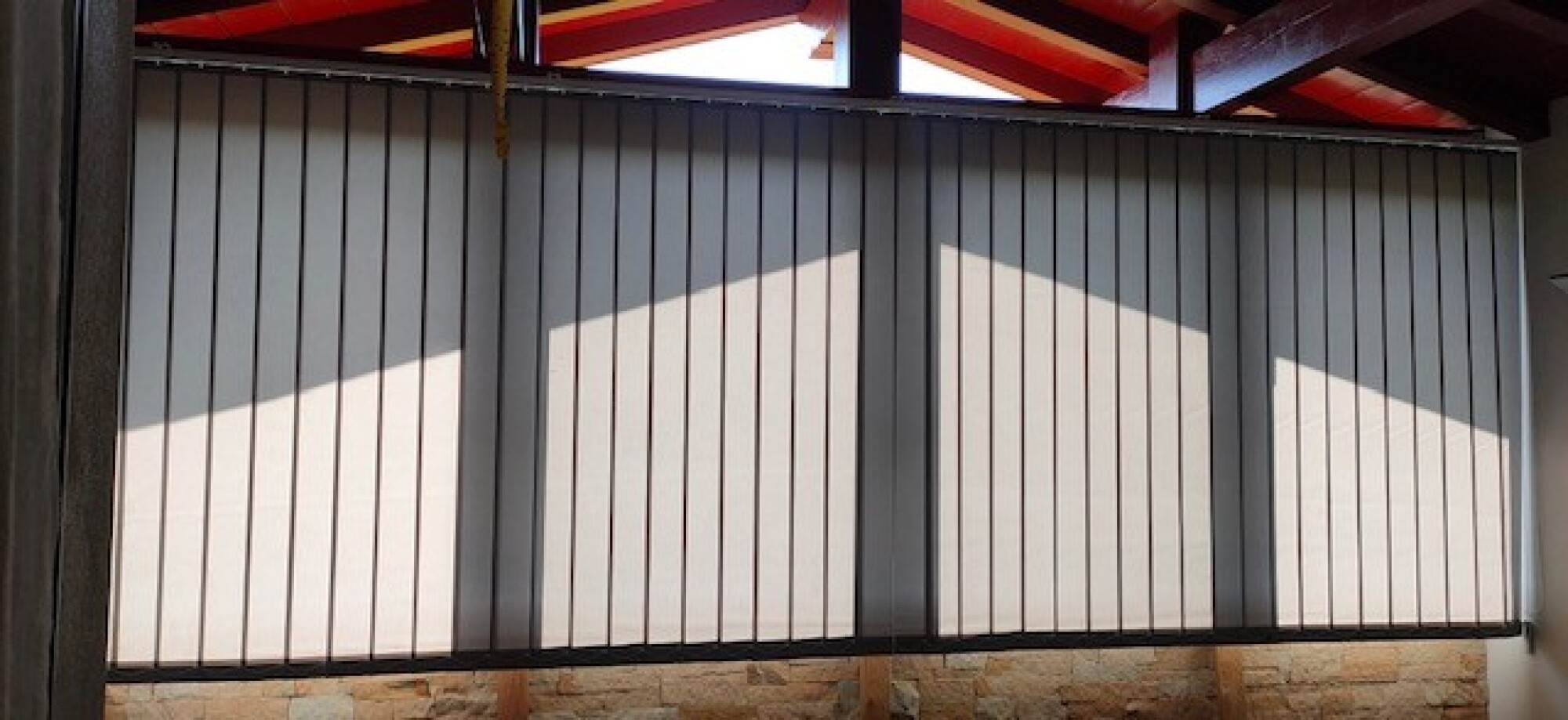 Installation store intérieur bandes verticales sur mesure