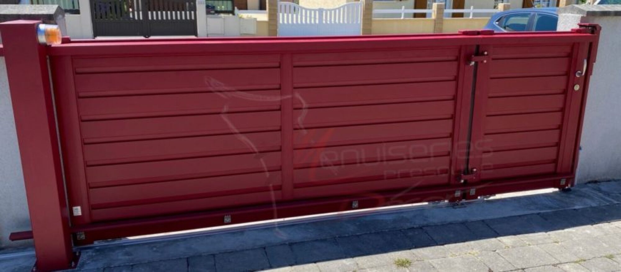 Portail coulissant avec portillon intégré