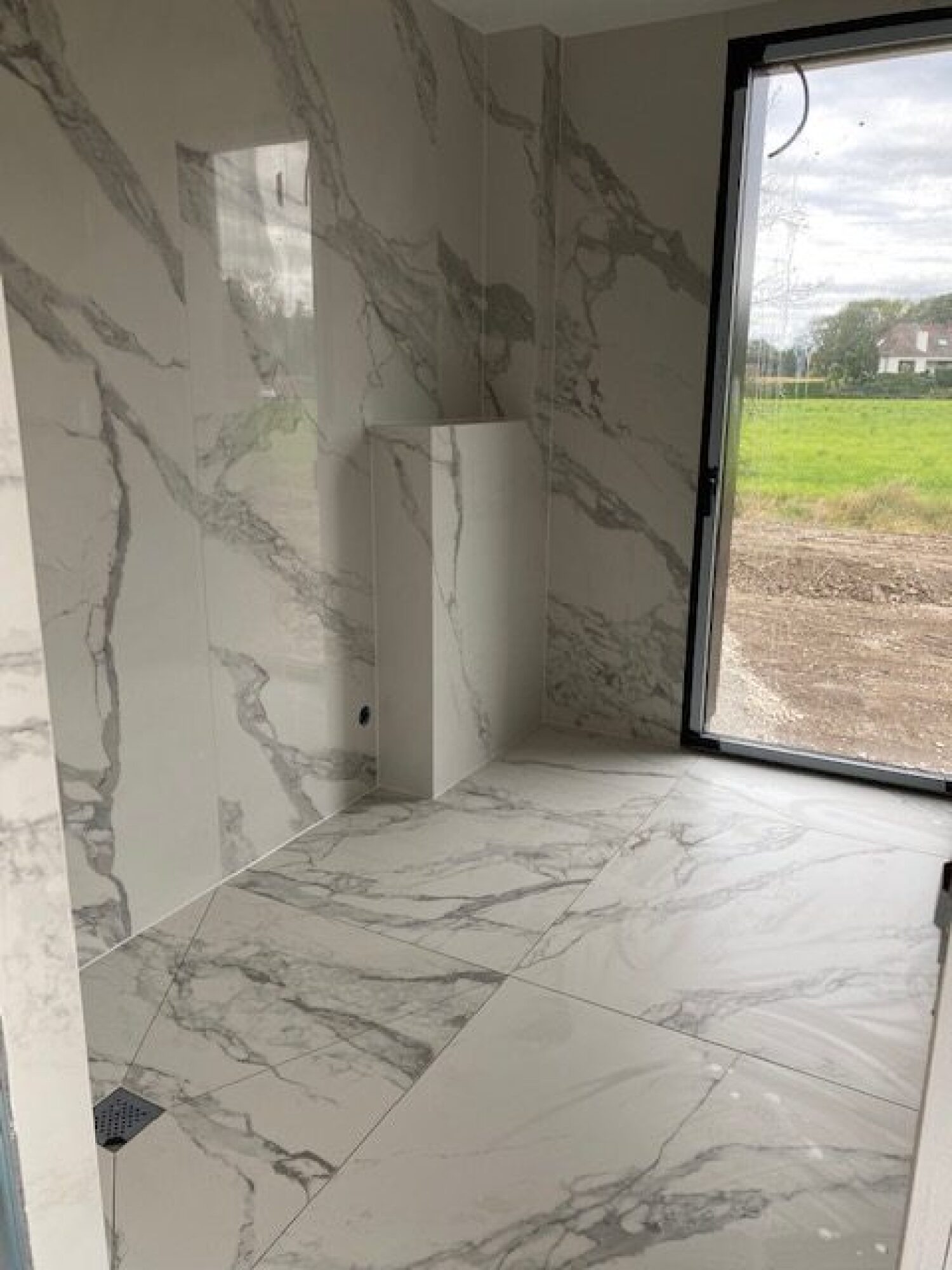 Pose de carrelage grand format pour salle de bains