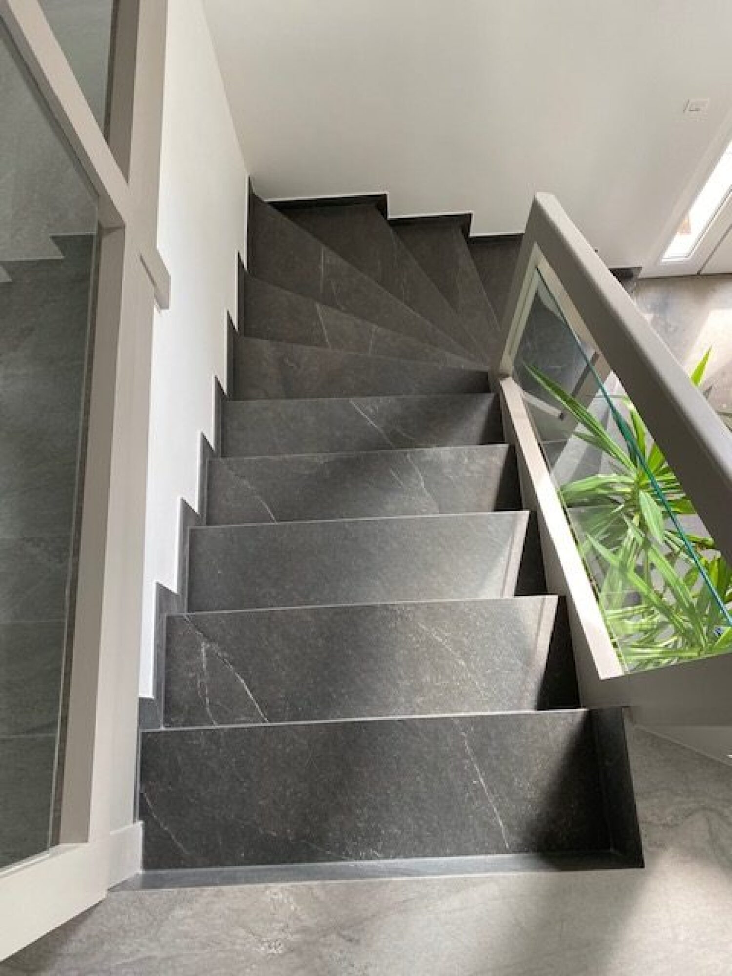 Pose d’escalier intérieur en carrelage grand format