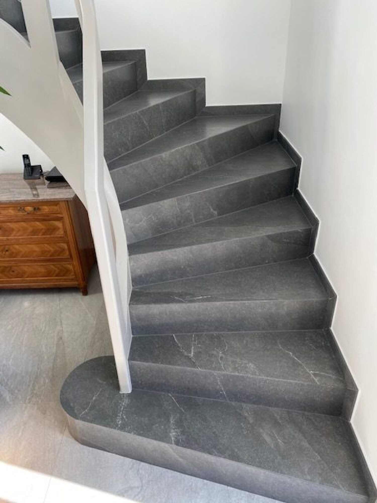 Pose d’escalier intérieur en carrelage grand format