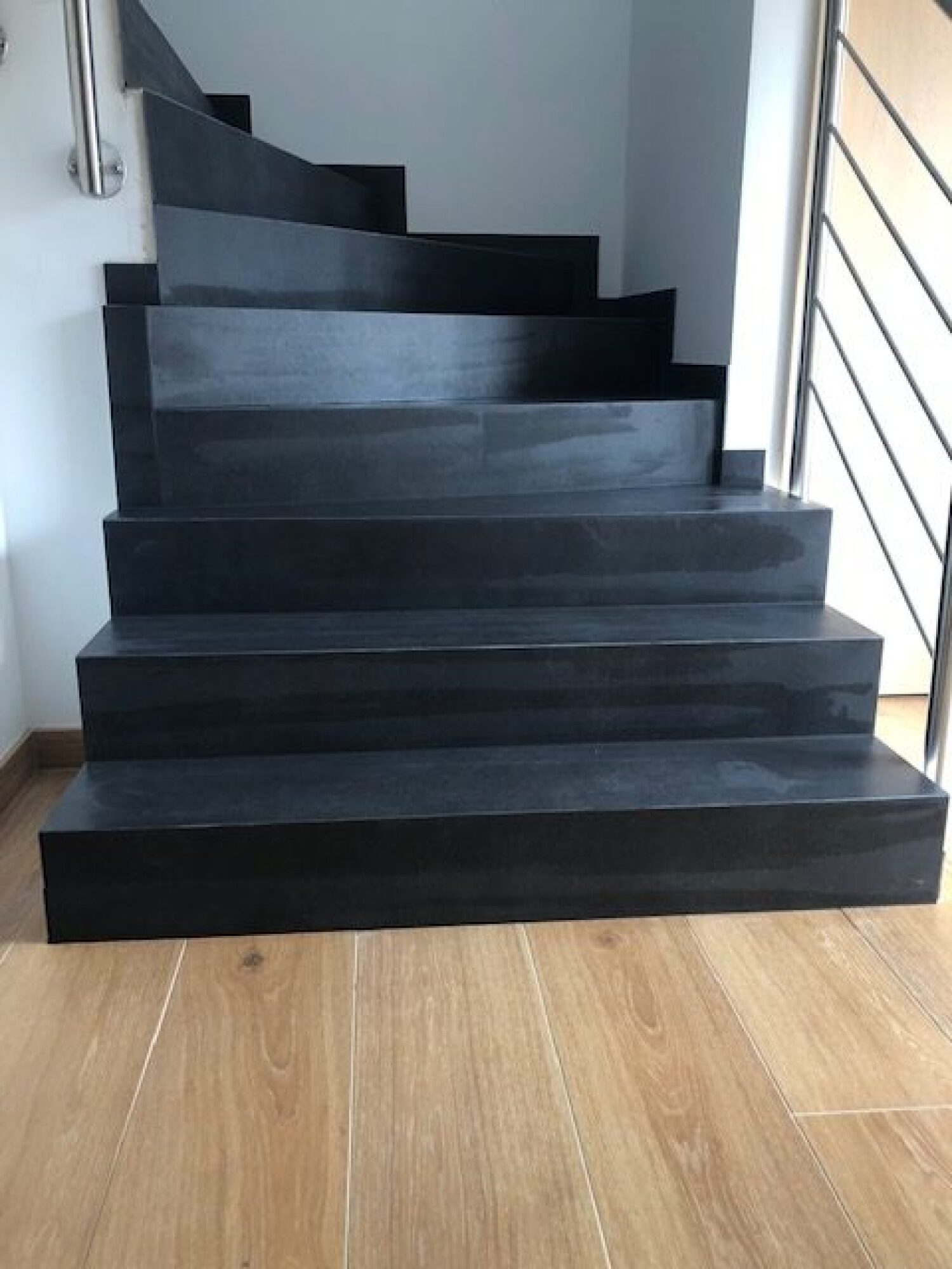 Pose d’escalier intérieur en carrelage grand format