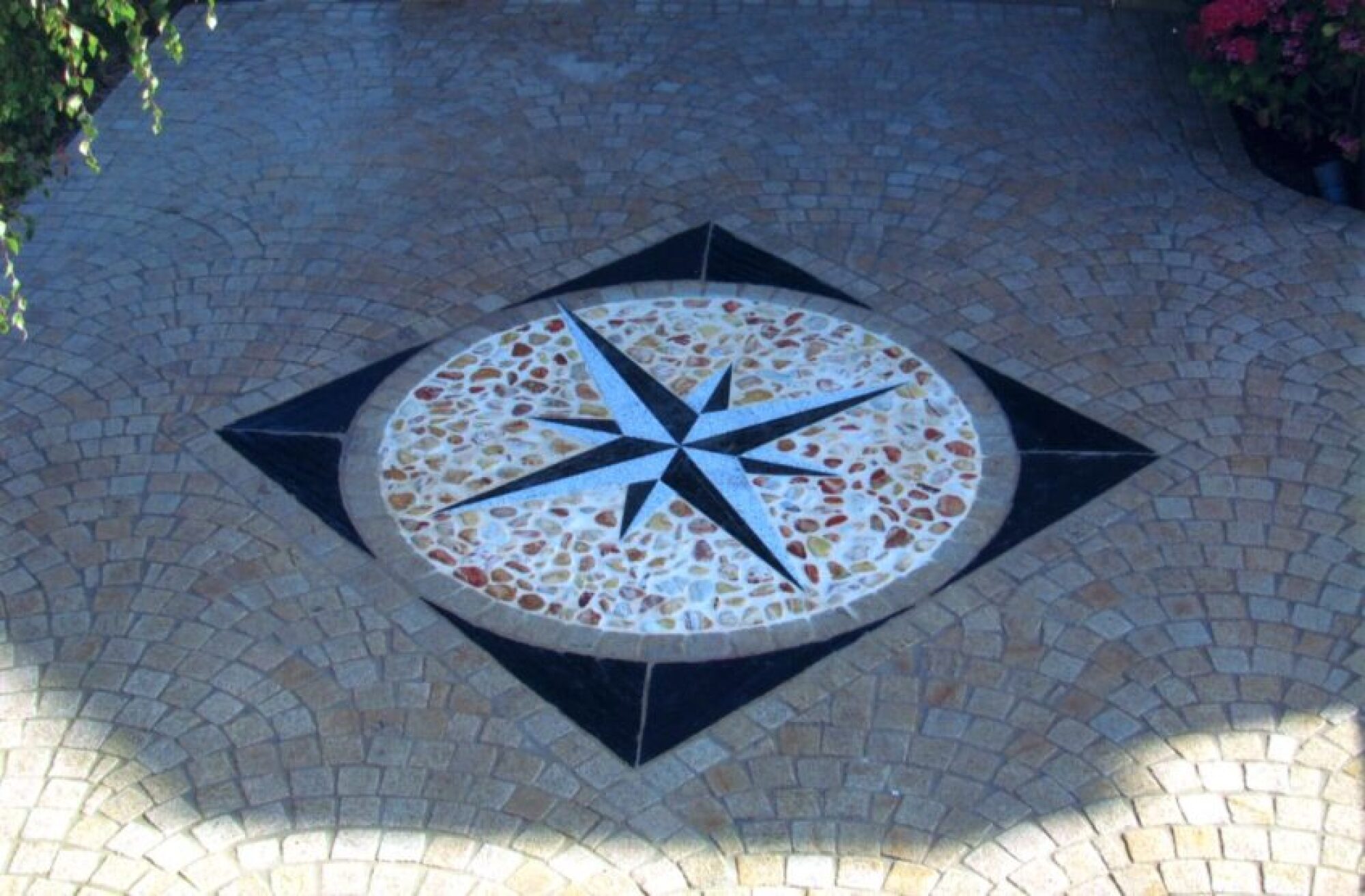 Création motifs personnalisés dallage extérieur - Rose des vents