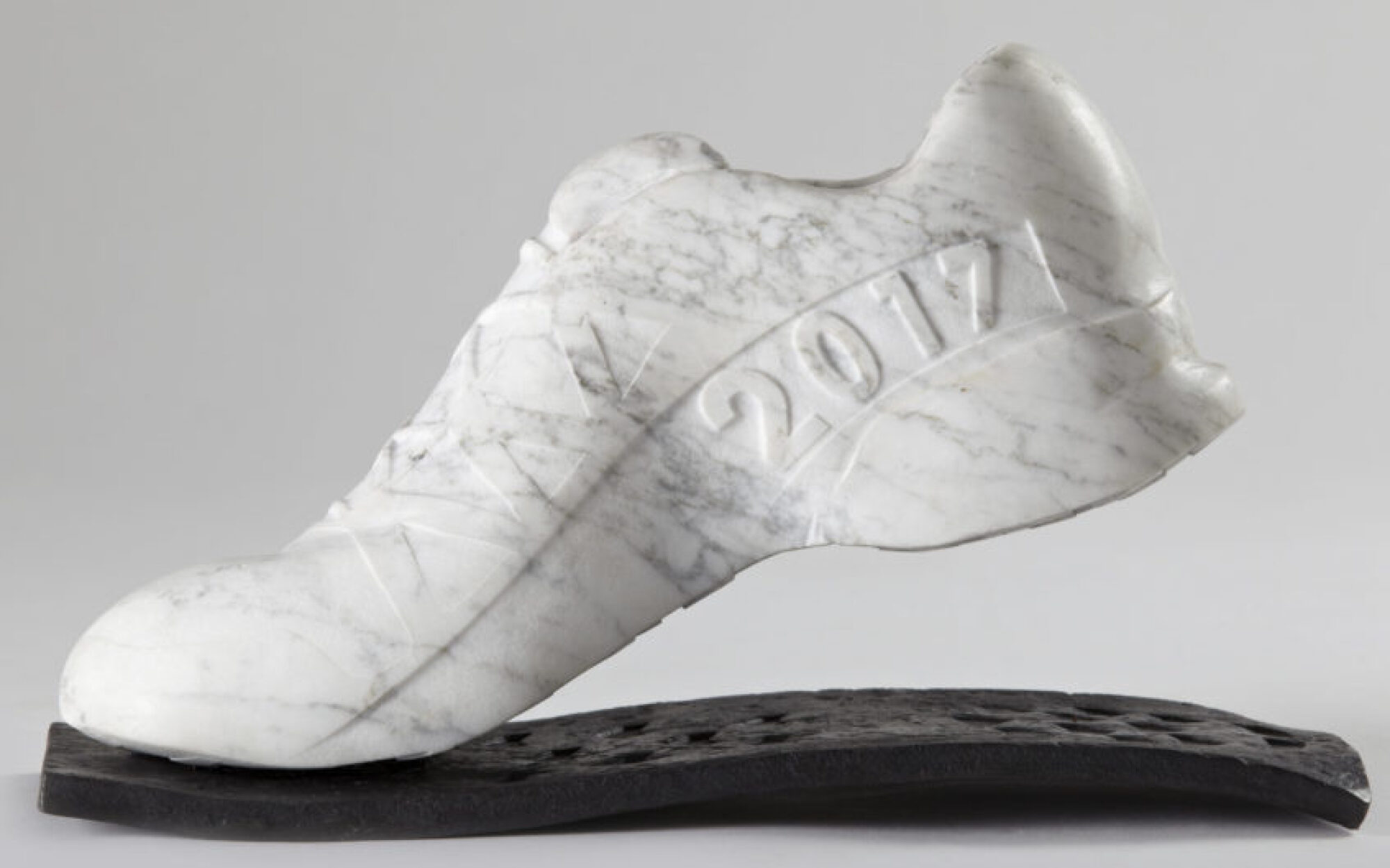 Création sur mesure en marbre et en acier - Représentation chaussure