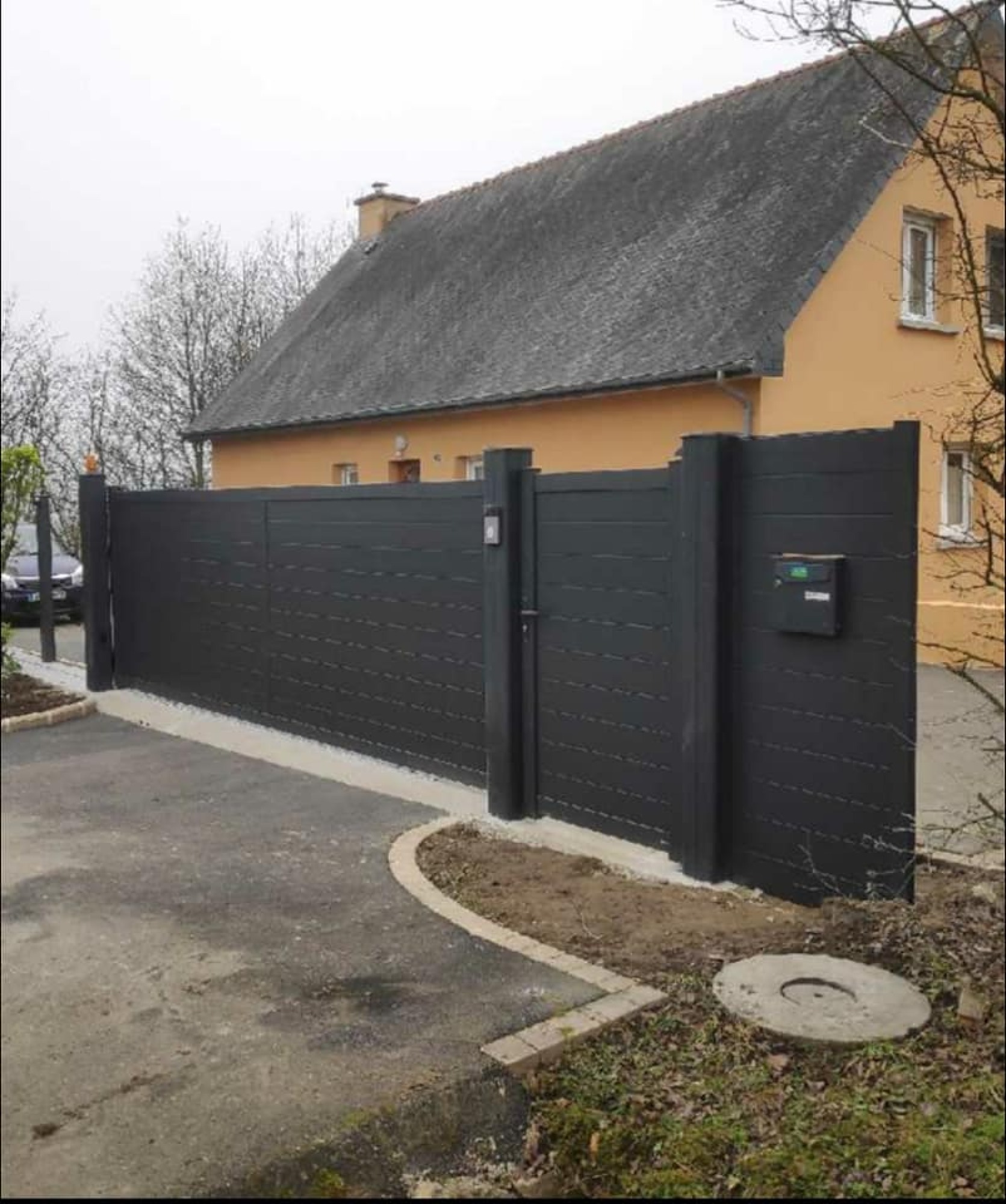 Installation de clôture rigide, portails et portillons