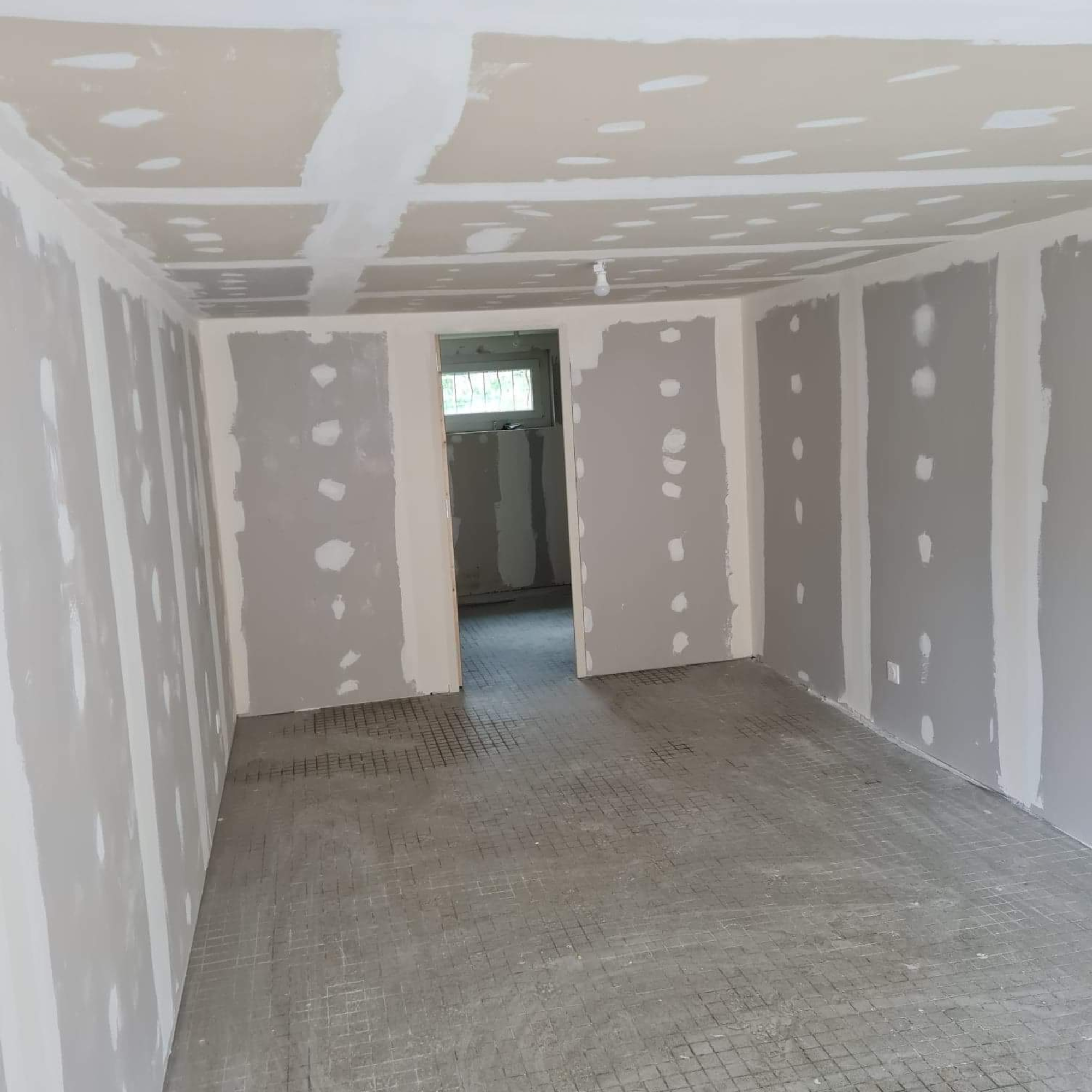 Isolation thermique des murs intérieurs en laine de verre, laine de roche ou laine de bois