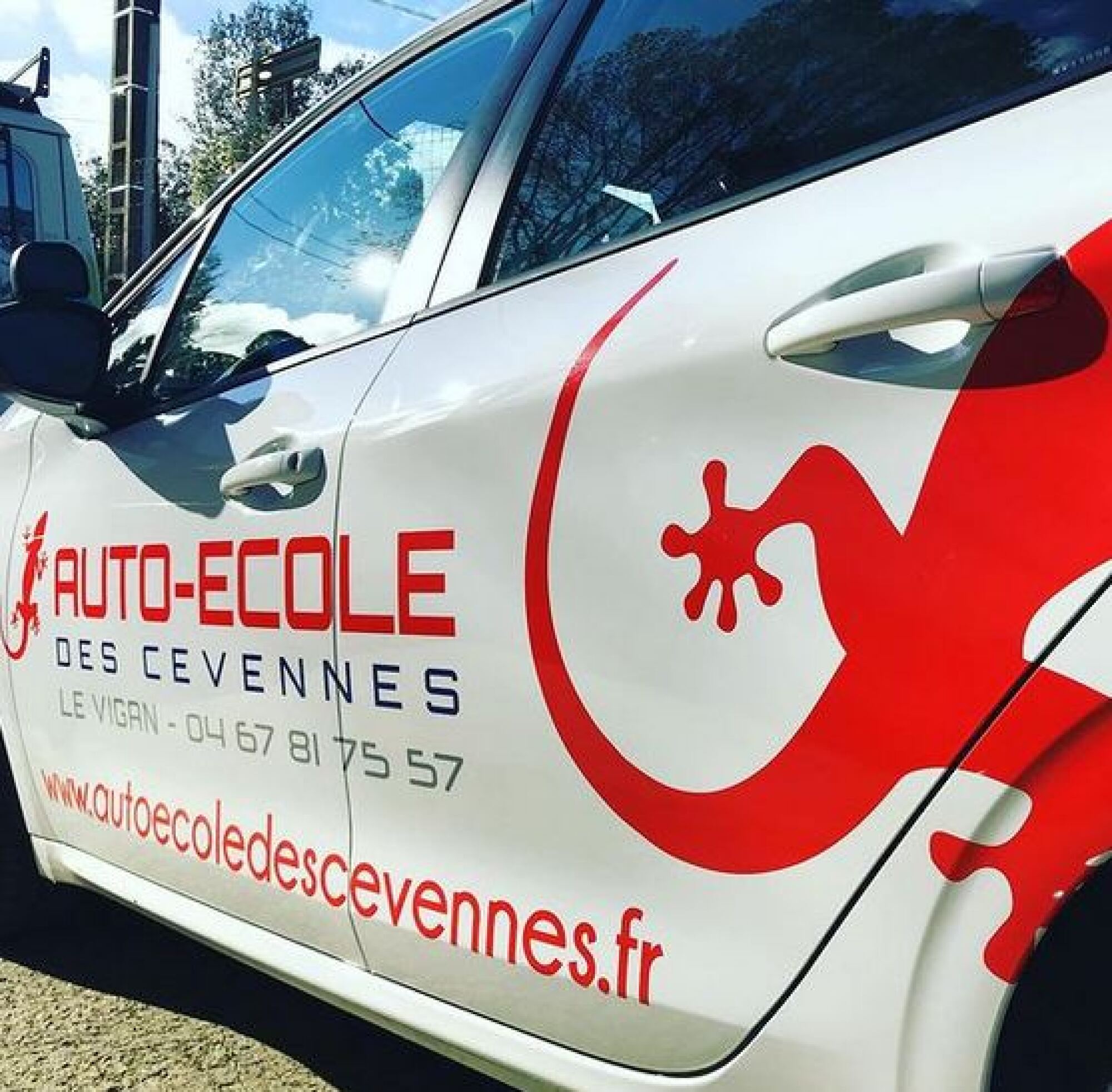 Lettrage adhésif pour décoration vitrine ou véhicule