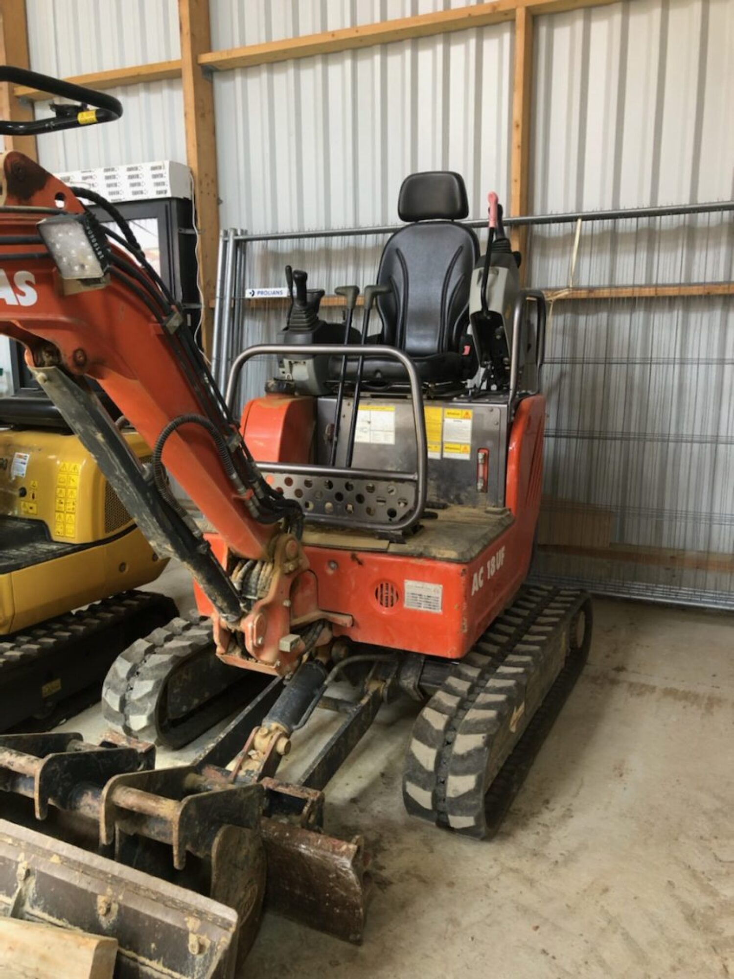 Location de pelle 1.7t avec chauffeur départ Liffré retour Liffré