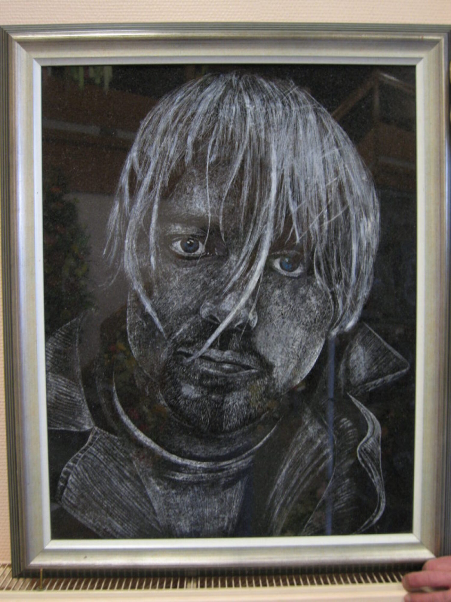 Réalisation de gravure à la main sur pierre granit noir (photo reproduction)