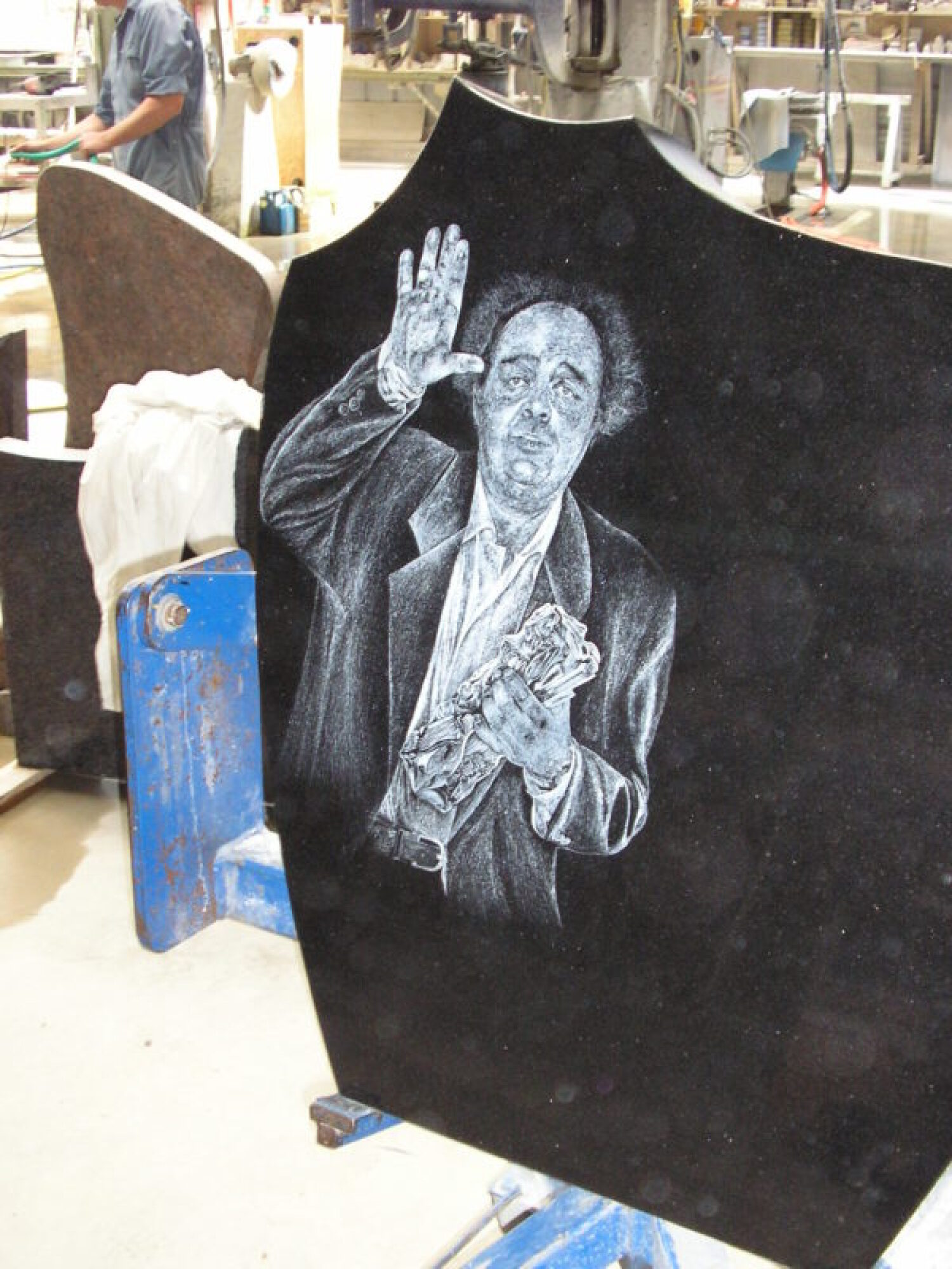 Réalisation de gravure à la main sur pierre granit noir (photo reproduction)