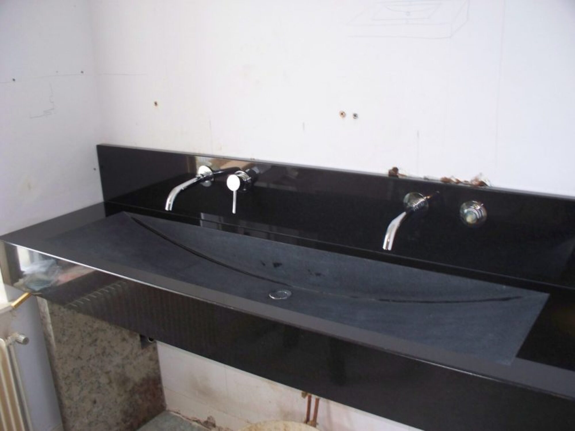 Réalisation vasque de salle de bain massive en granit