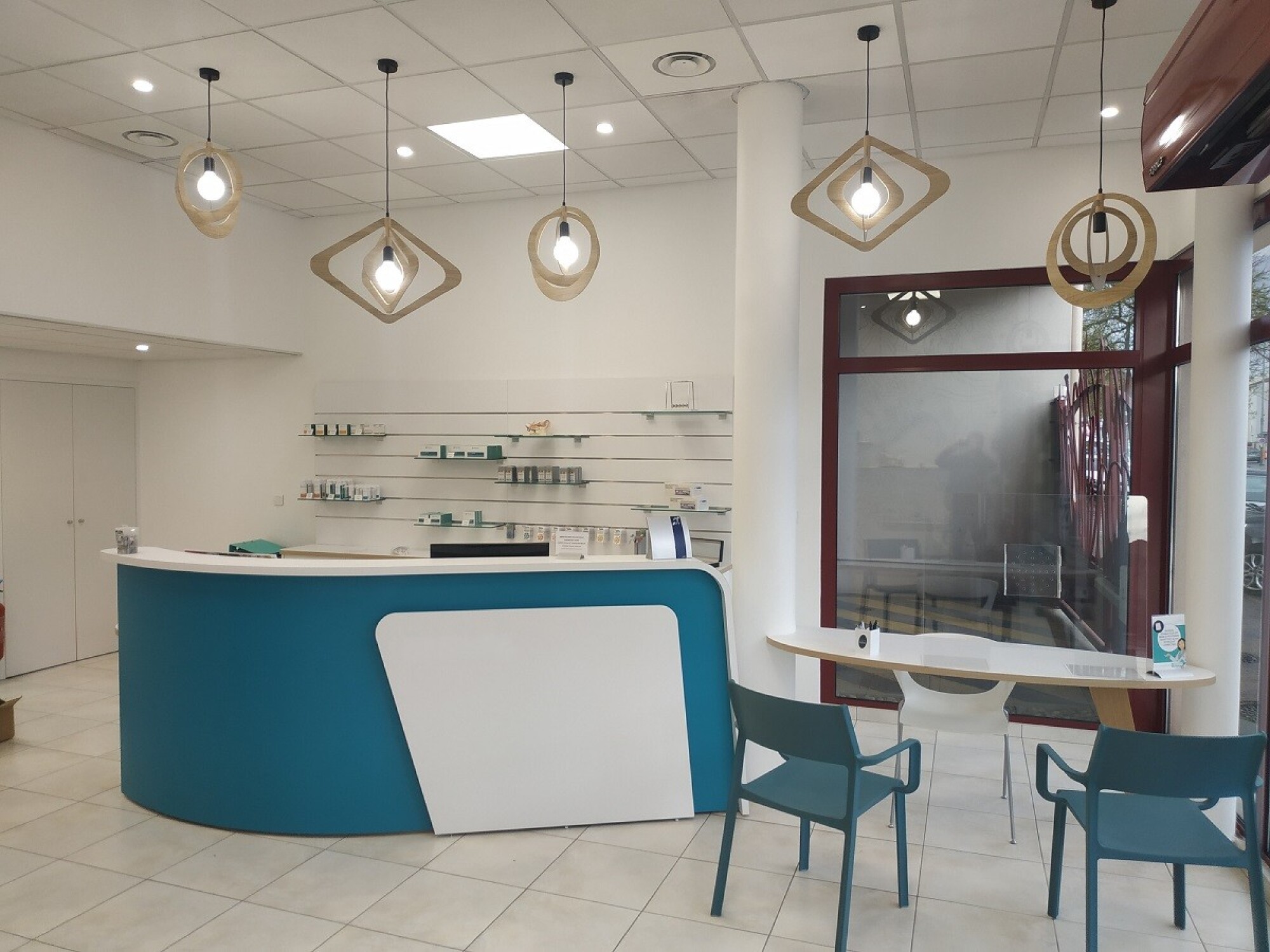 Comptoir d'accueil cintré ou courbé