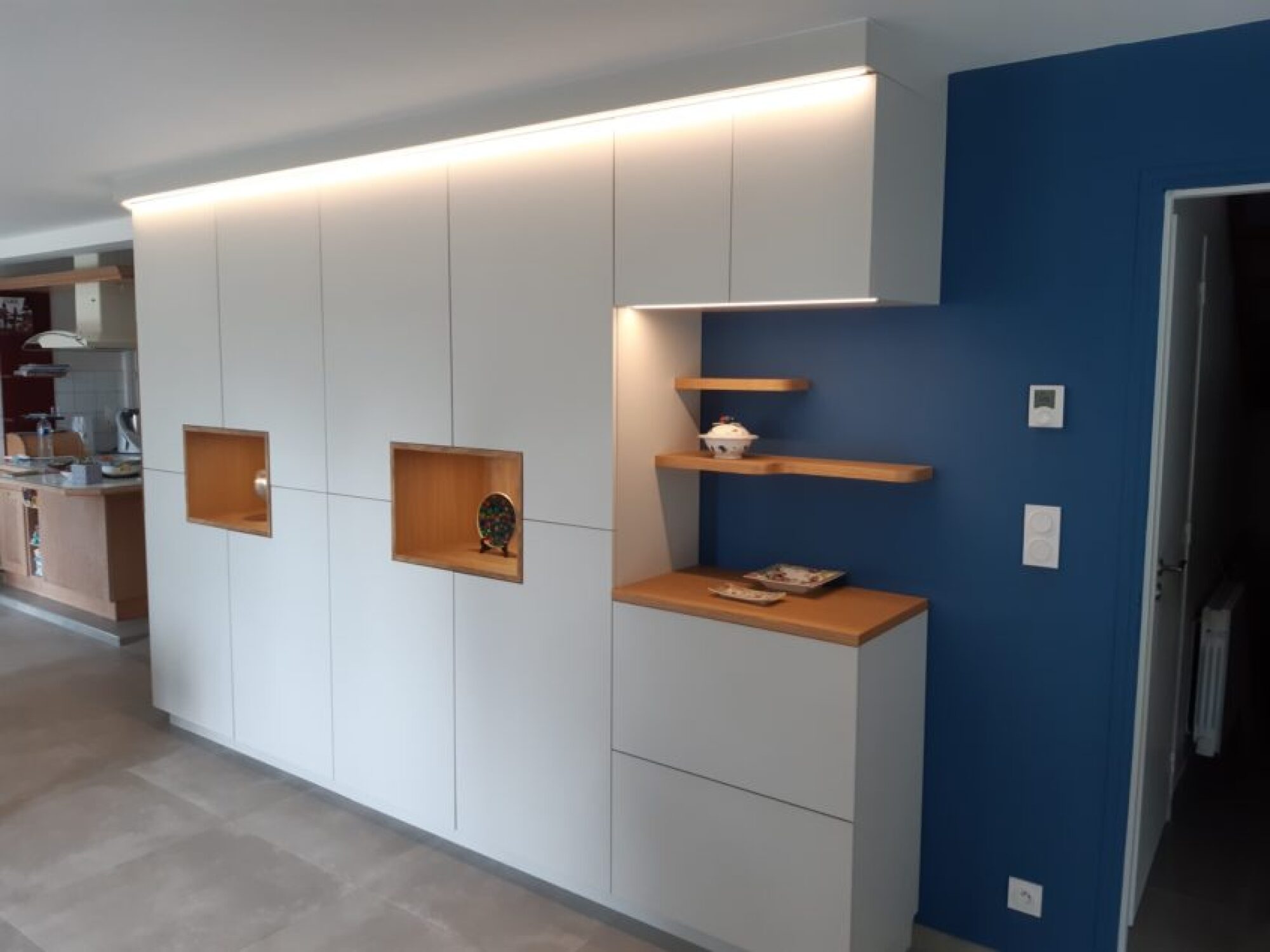 Création, fabrication et installation - Armoire murale de rangement, portes battantes