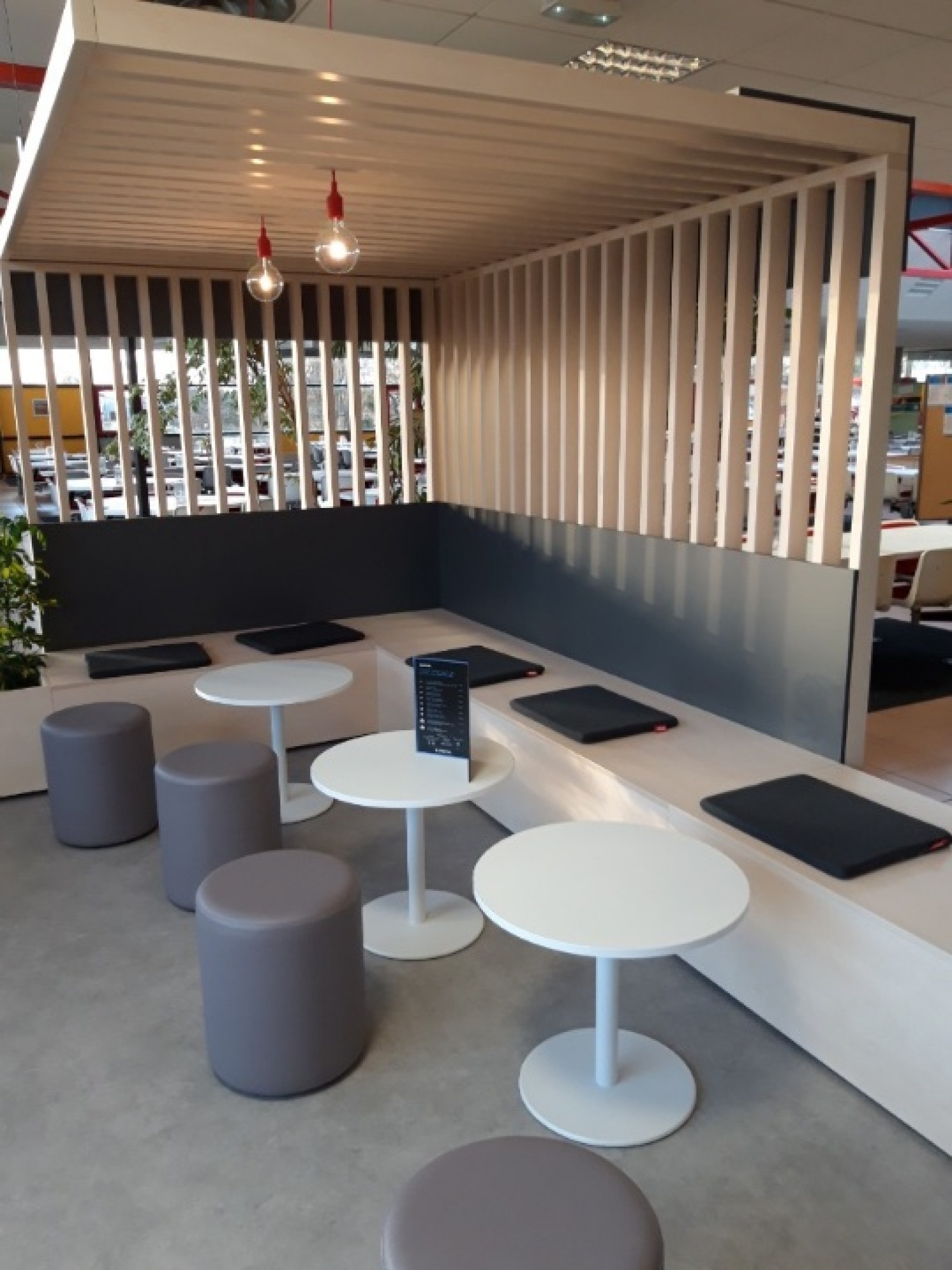 Création, fabrication et installation de cloisonnements et habillages muraux