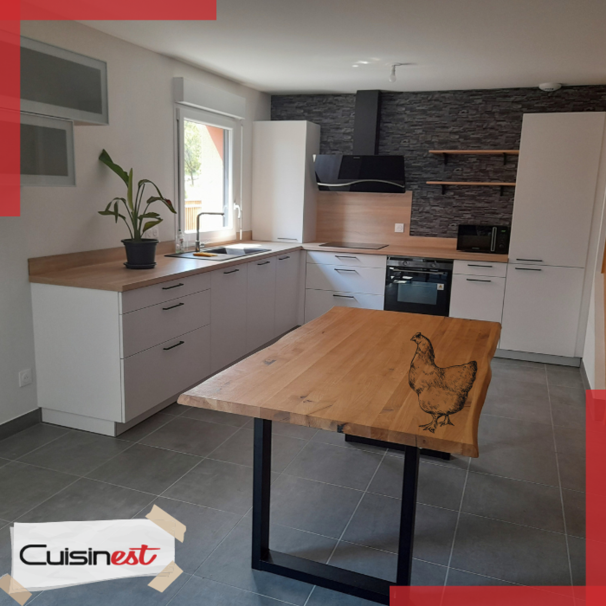 Cuisine sur mesure minimaliste - Blanc épuré et bois élégant