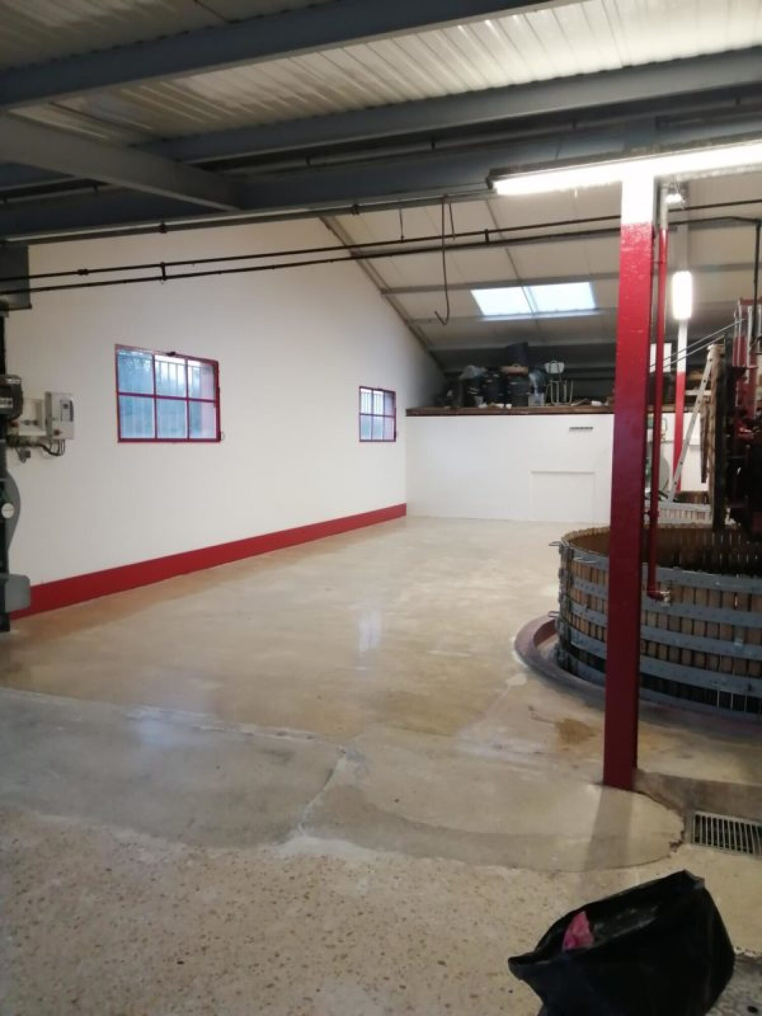 Mise en peinture de cuveries-pressoirs