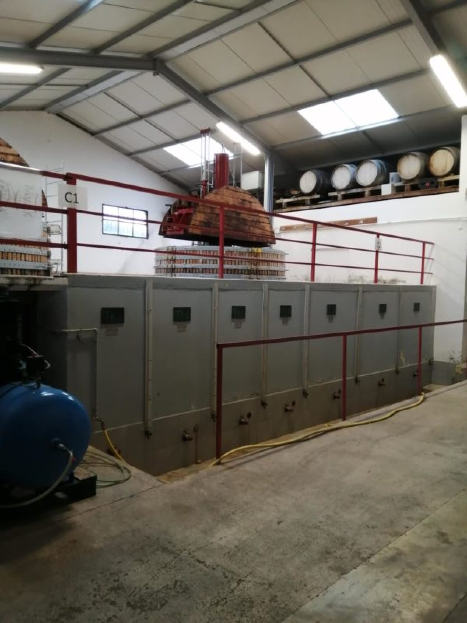 Mise en peinture de cuveries-pressoirs