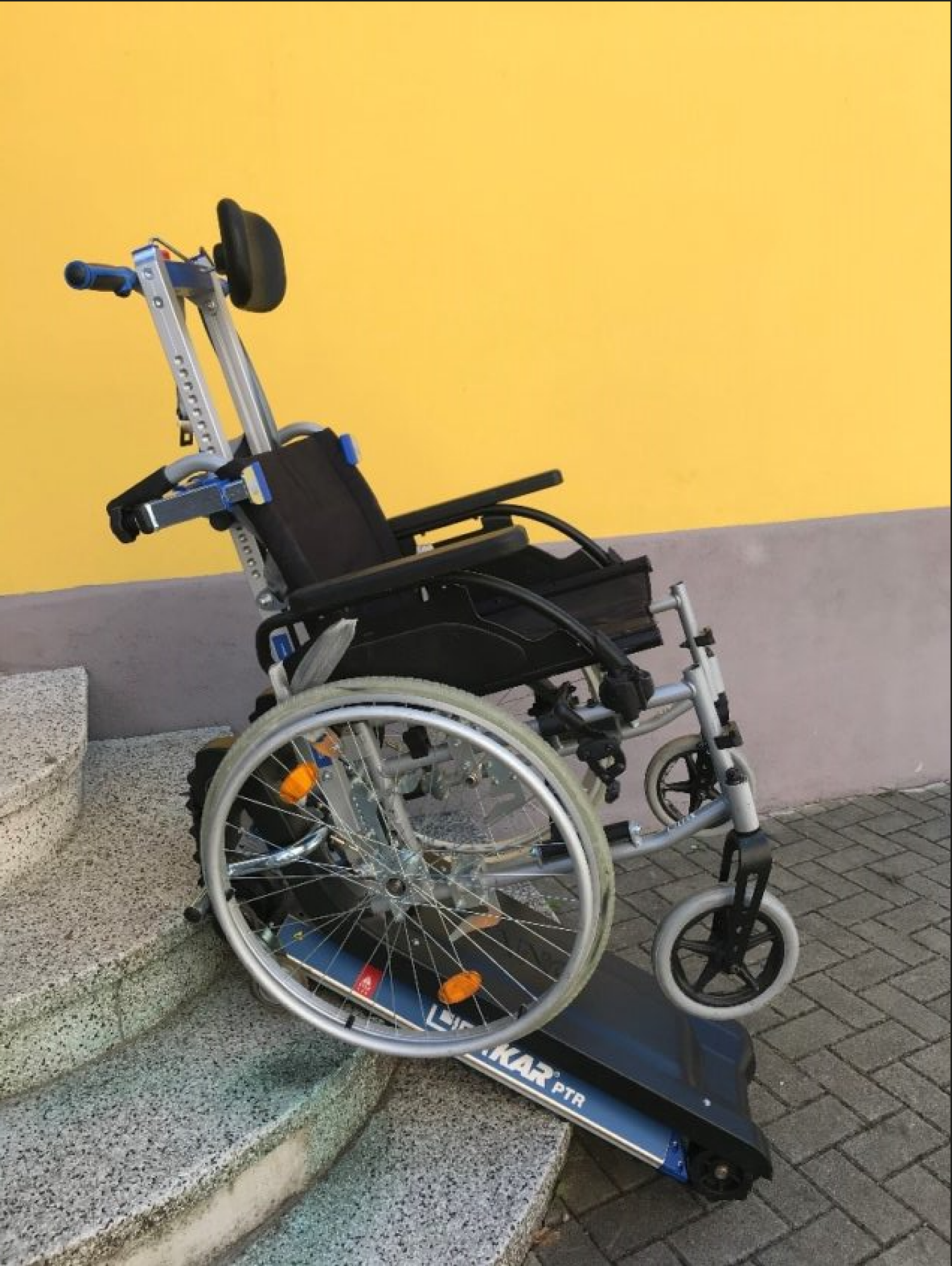Monte escalier autonome PTR pour prise en charge d'un fauteuil roulant dans les escalier