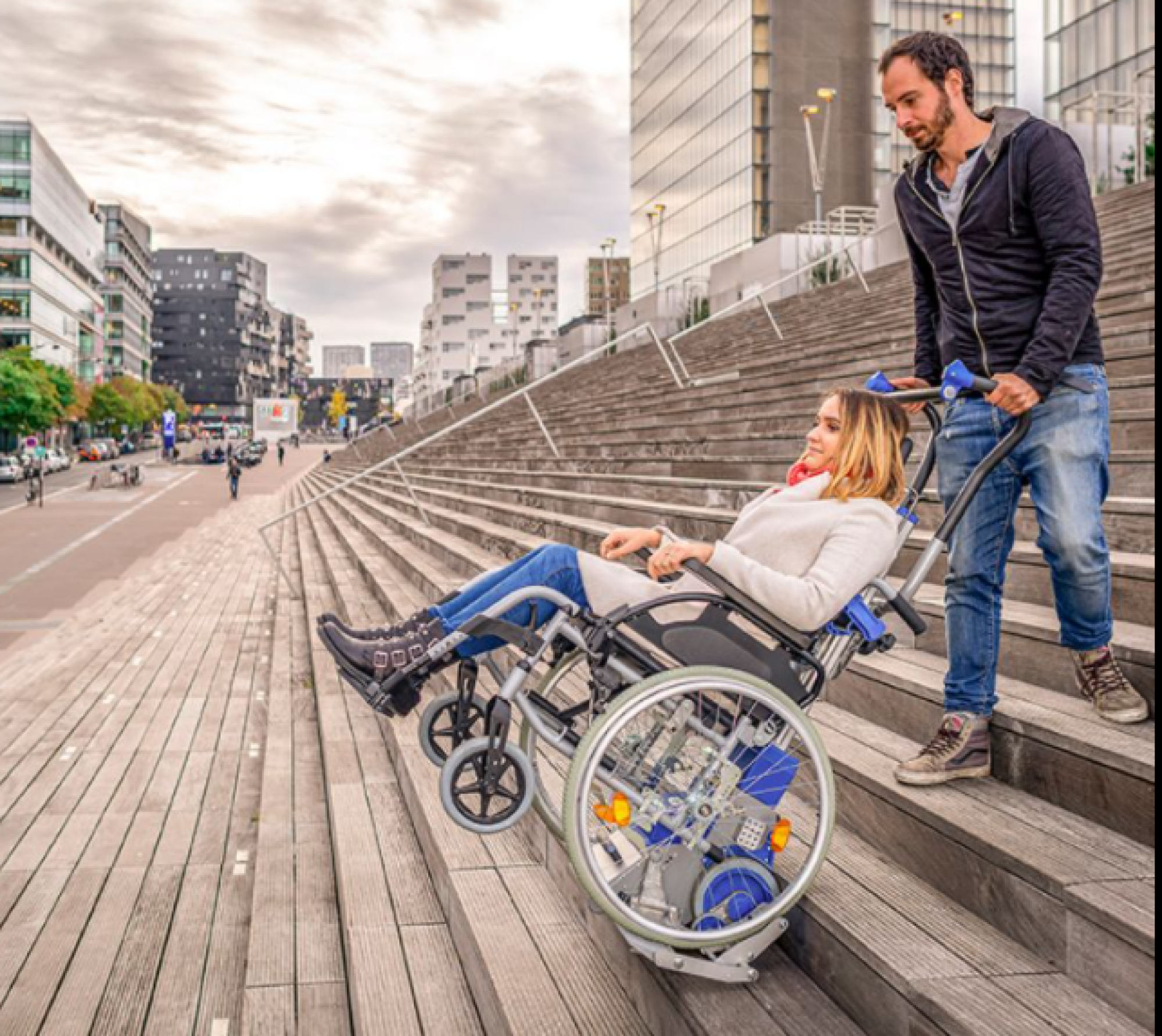 Monte escalier autonome PTU pour prise en charge d'un fauteuils manuel dans les escaliers droit ou tournant