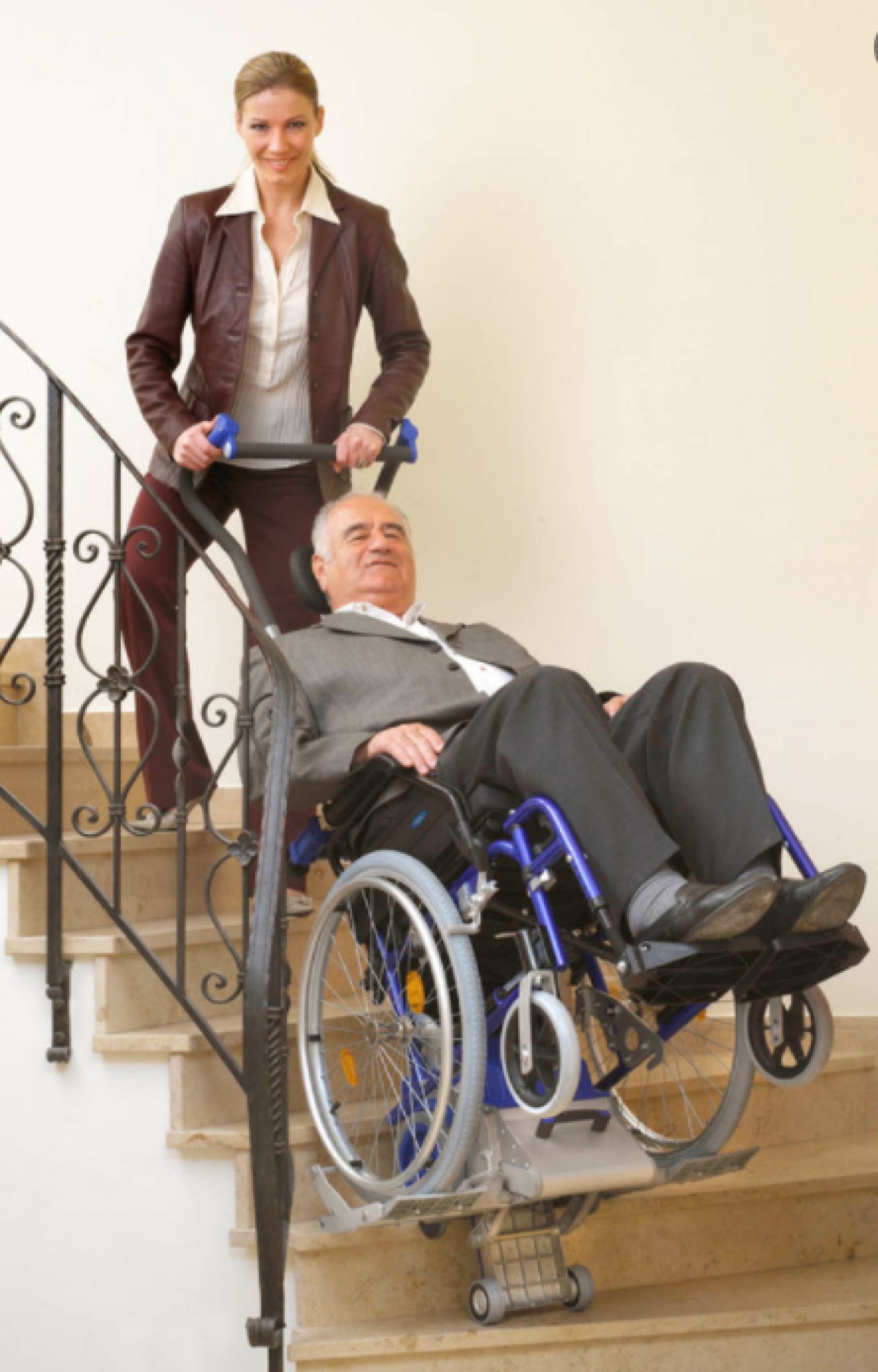 Monte escalier autonome PTU pour prise en charge d'un fauteuils manuel dans les escaliers droit ou tournant