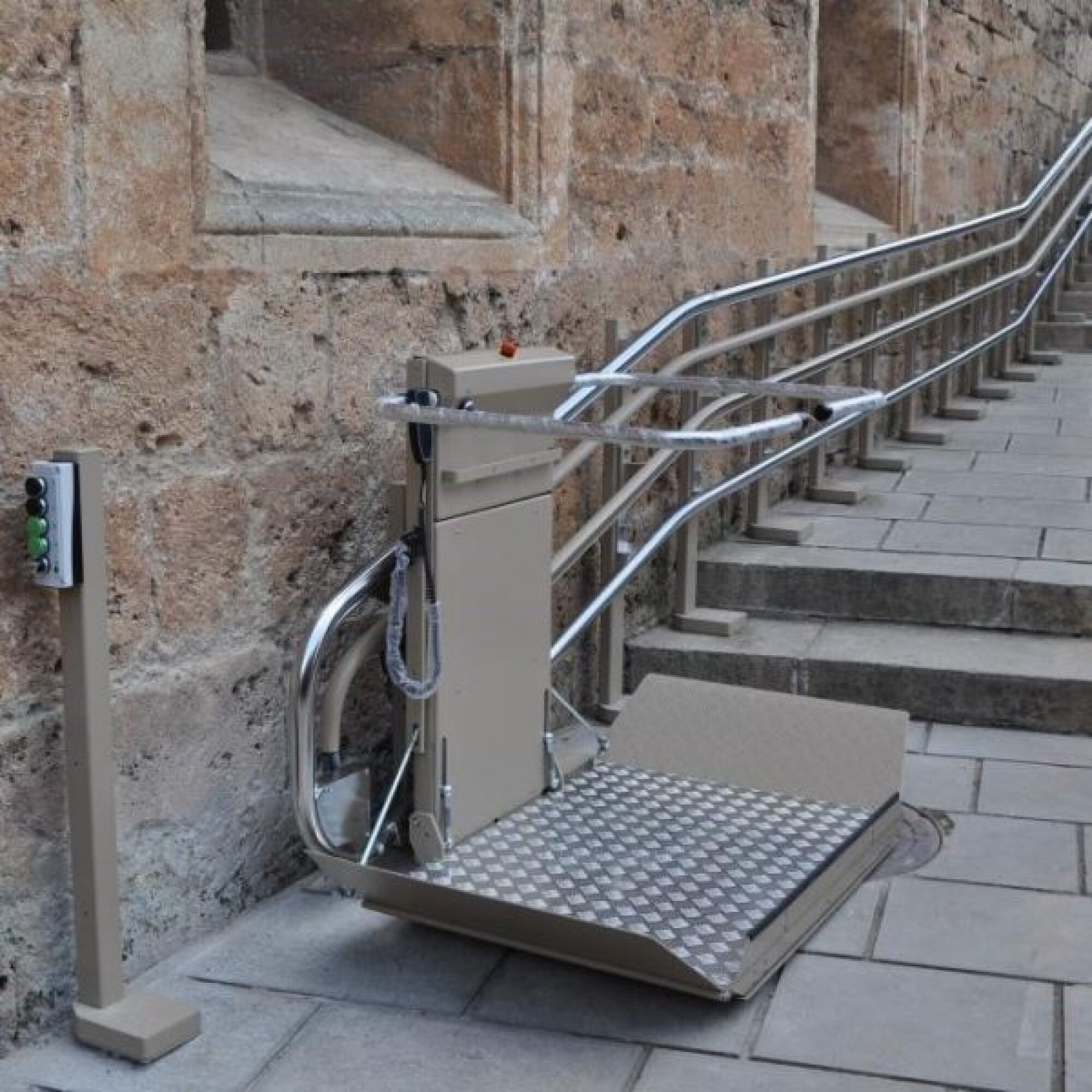 Plateau élévatrice oblique pour escalier droit