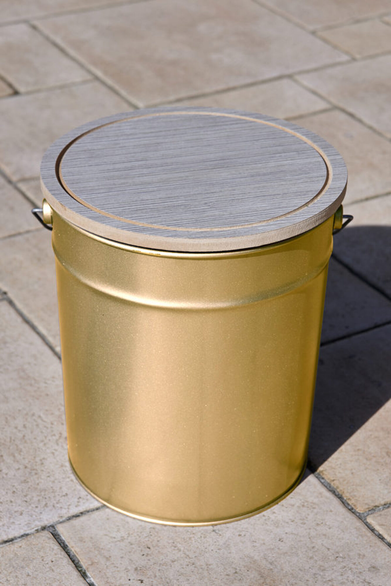 Seau-siège à pellets près du feu (avec plateau d'assise et de fermeture) 21L