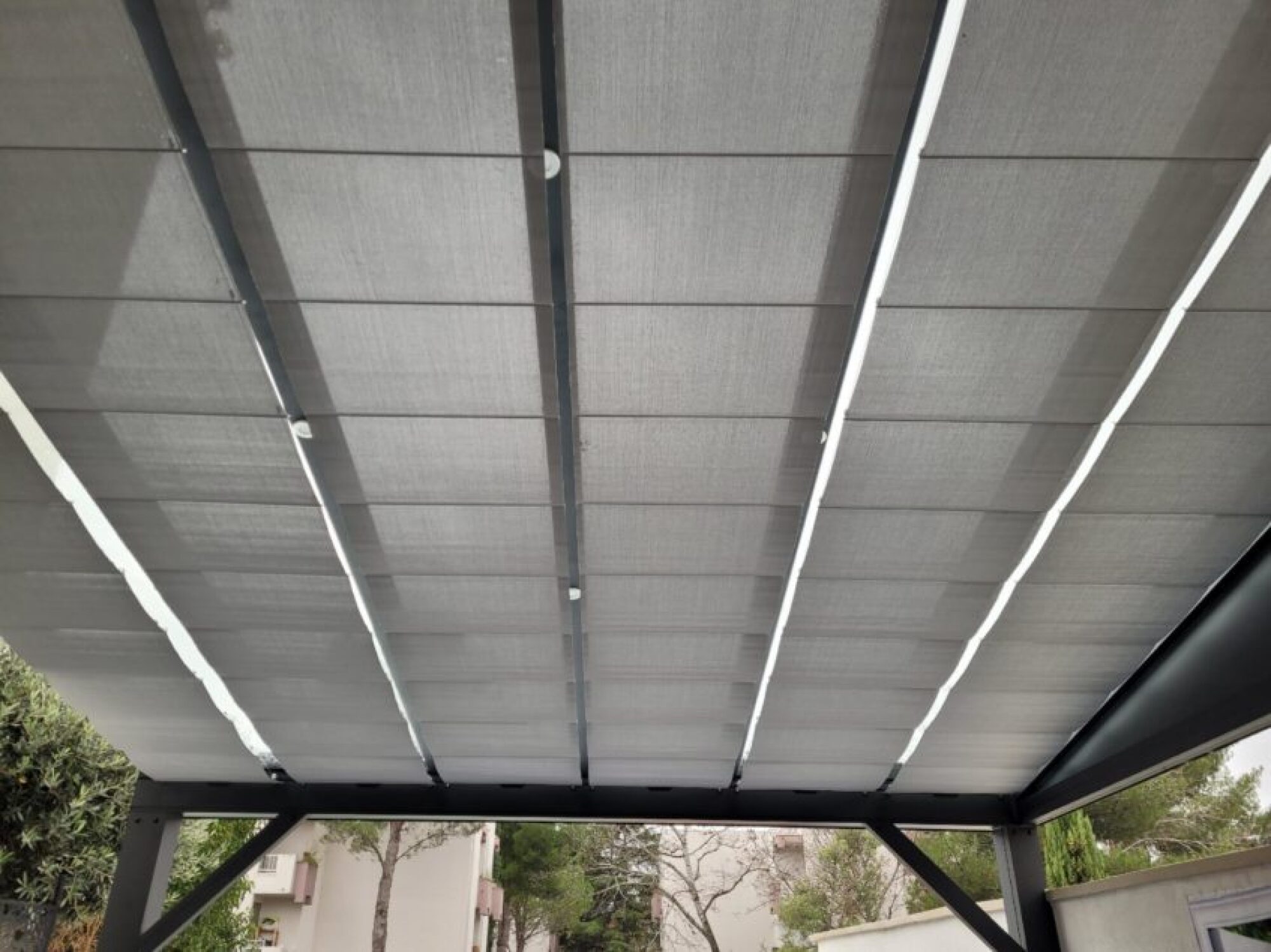 Installation de store pour magasin