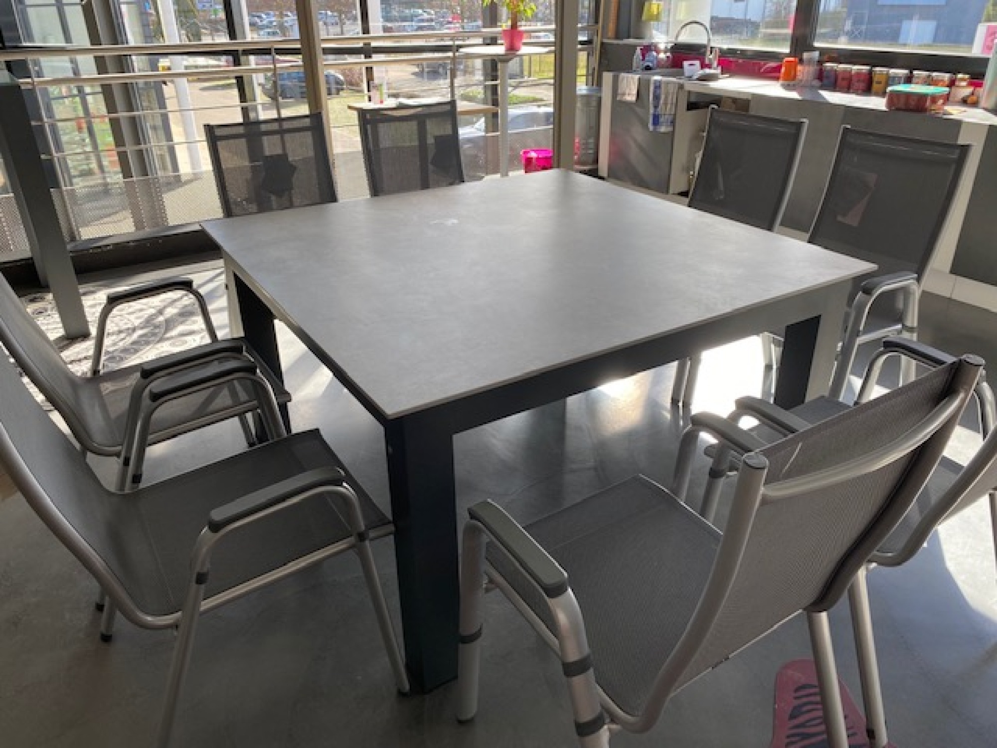 Table de jardin carré + 8 fauteuils