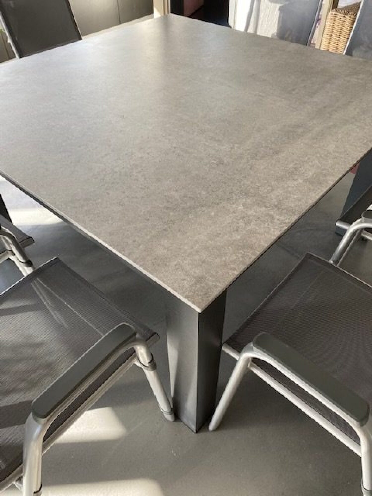 Table de jardin carré + 8 fauteuils