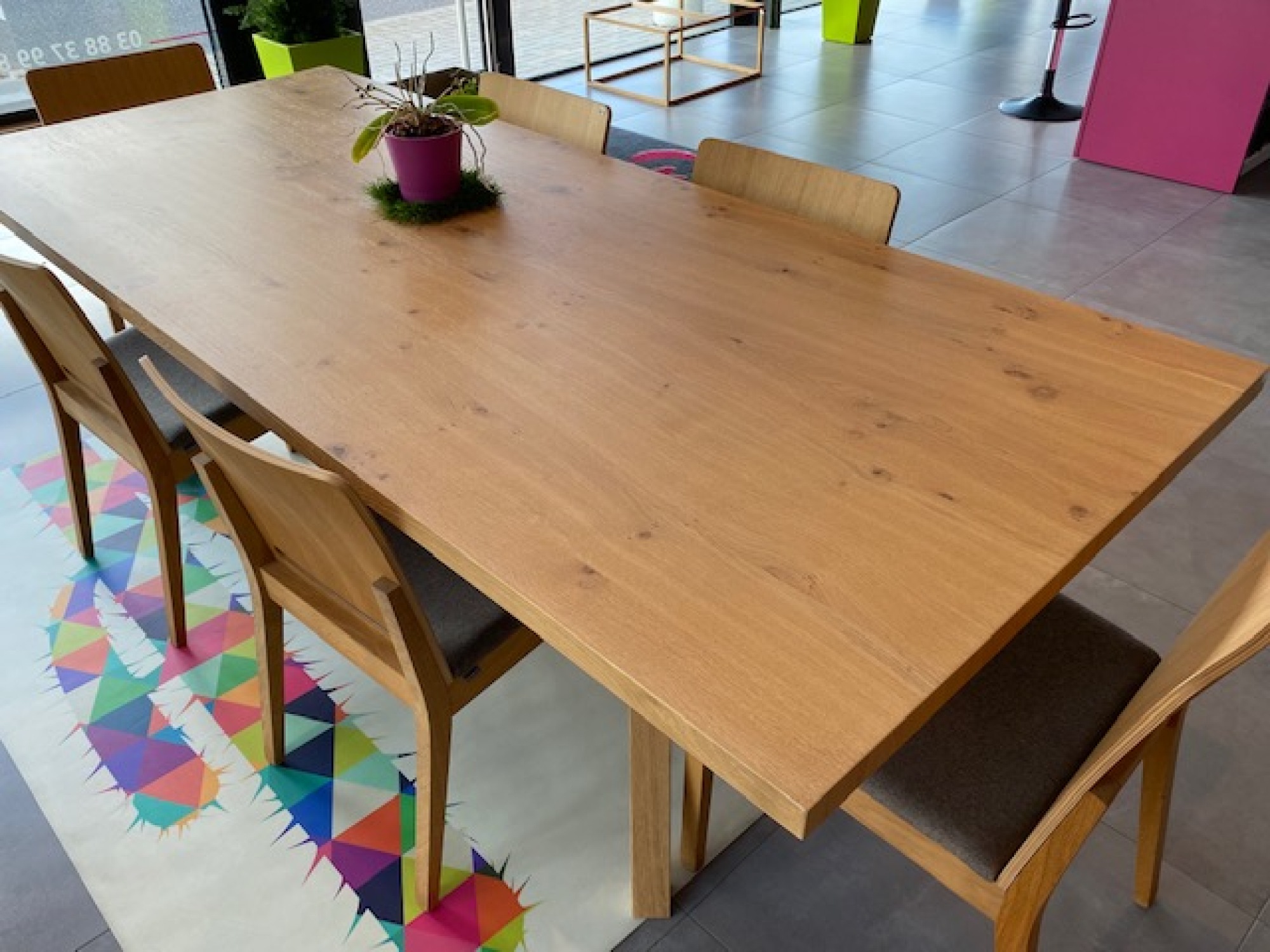 Table d'intérieur en bois avec 6 chaises