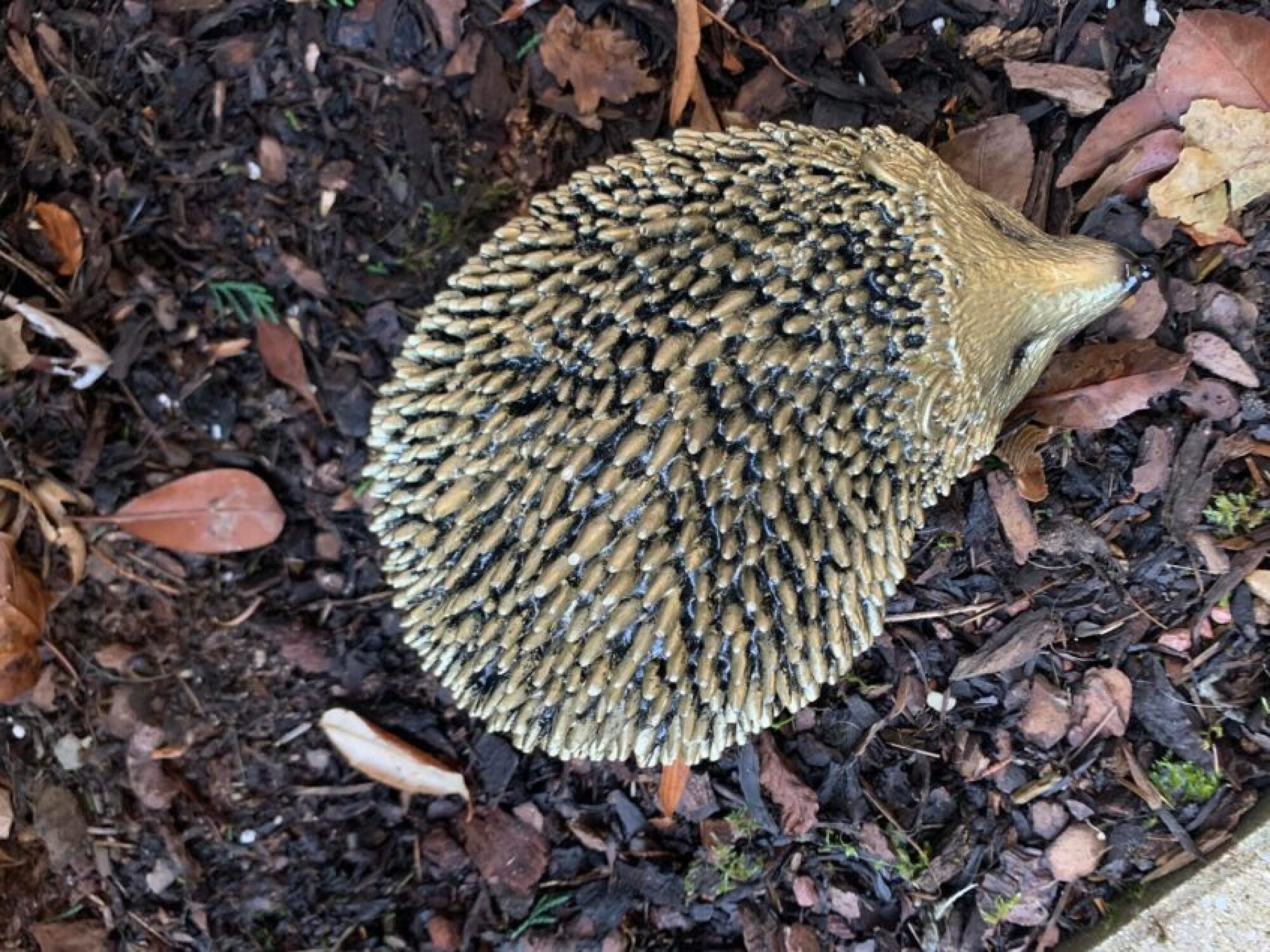 Création de décoration d'extérieur en pierre et métal