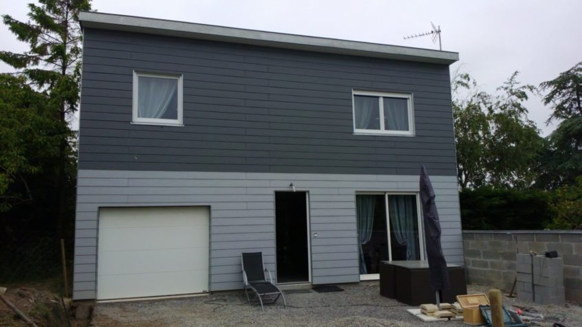 Fourniture et pose de porte de garage isolée en acier laqué (sectionnelle basculante, à enroulement, motorisée ou manuelle)