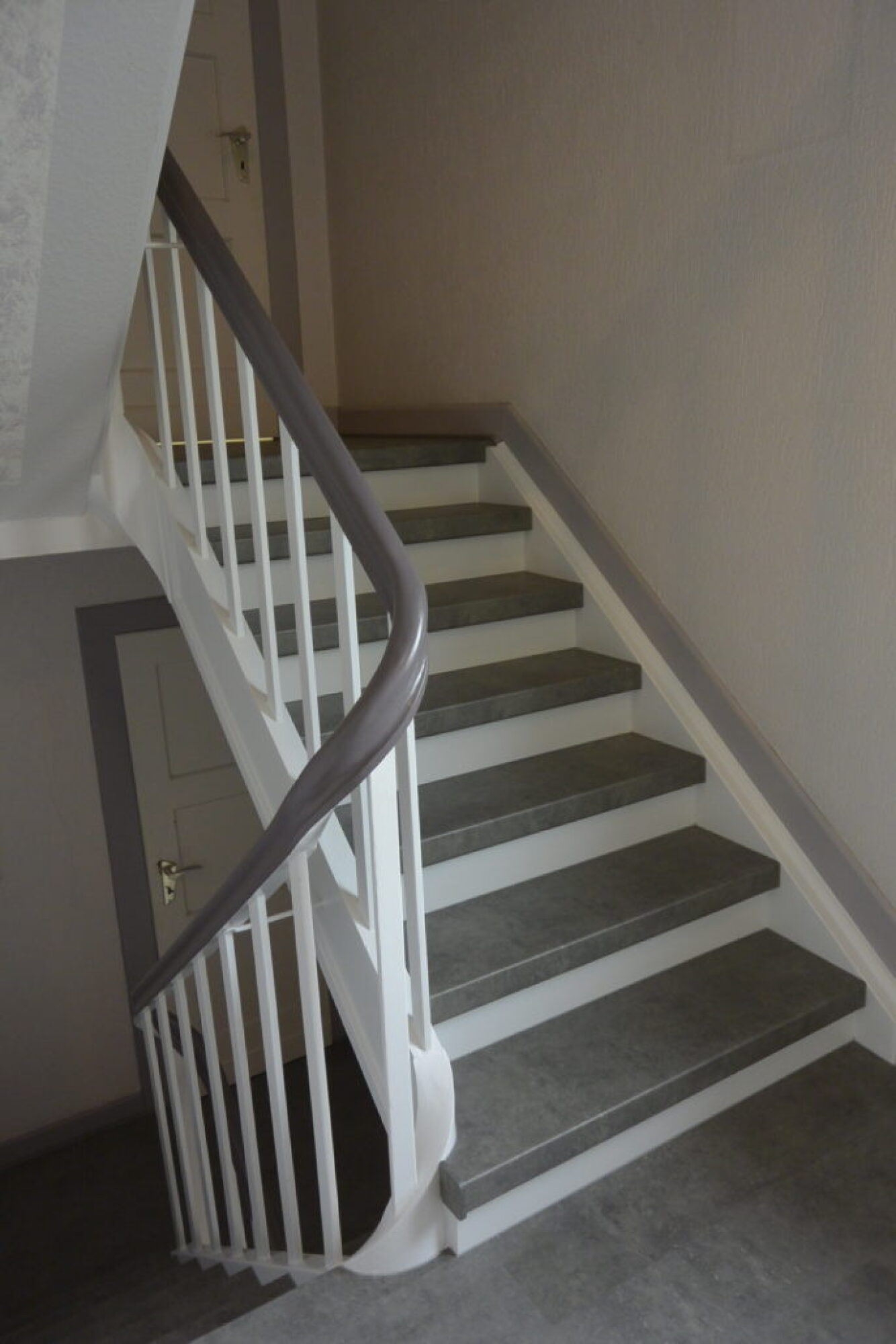 Habillage de marches et contremarches sur escalier intérieur en bois