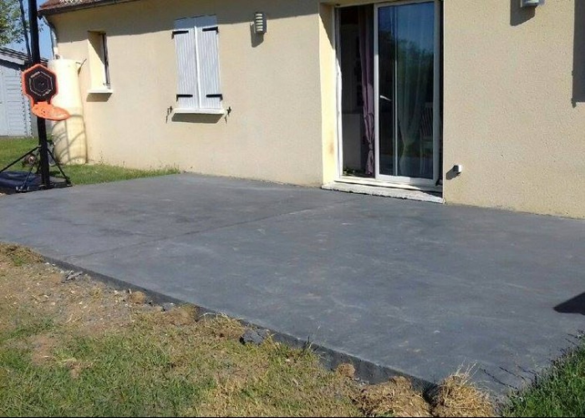 Réalisation de terrassement en béton coloré