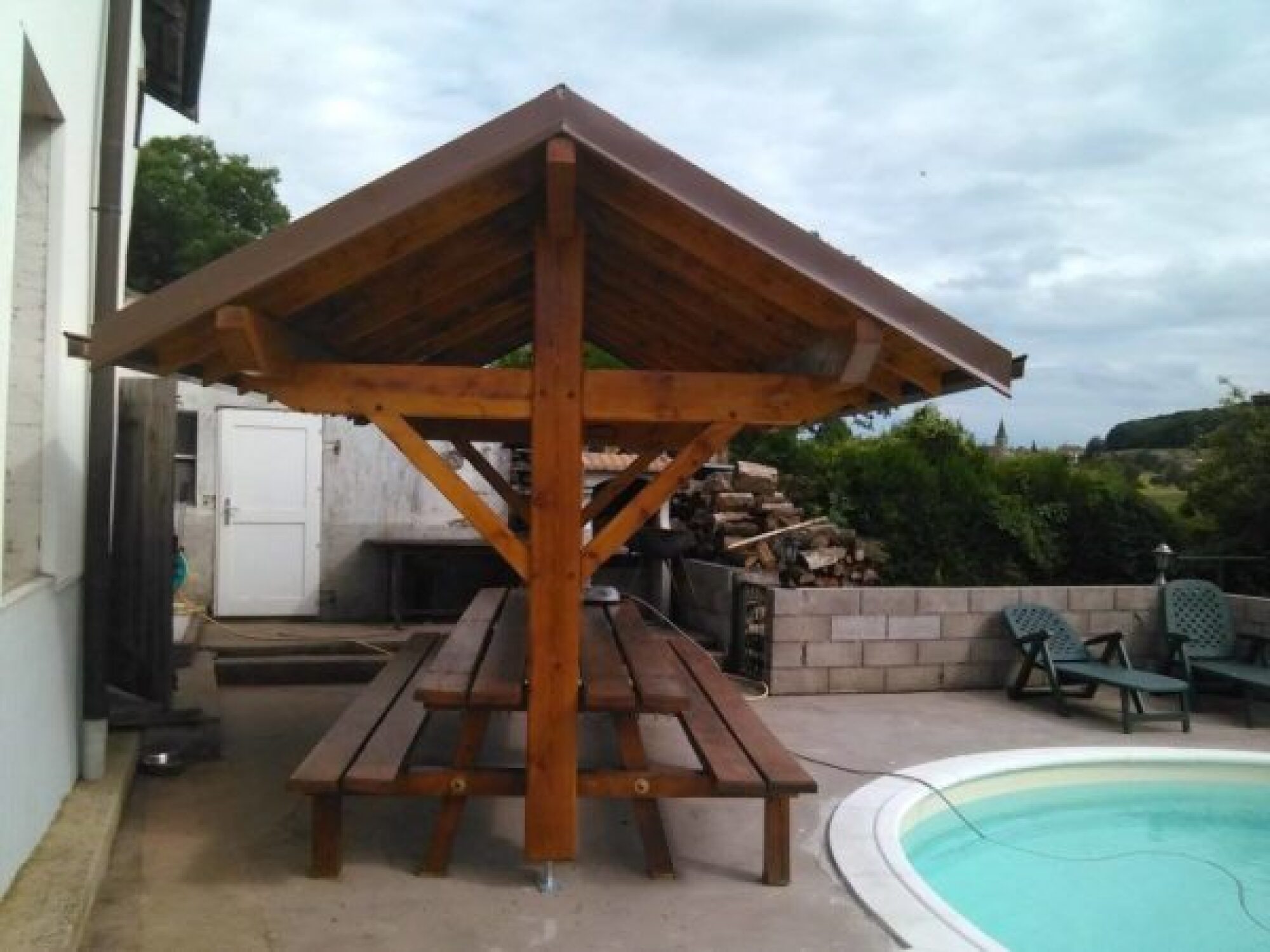 Table en bois avec toiture faite main Douglas