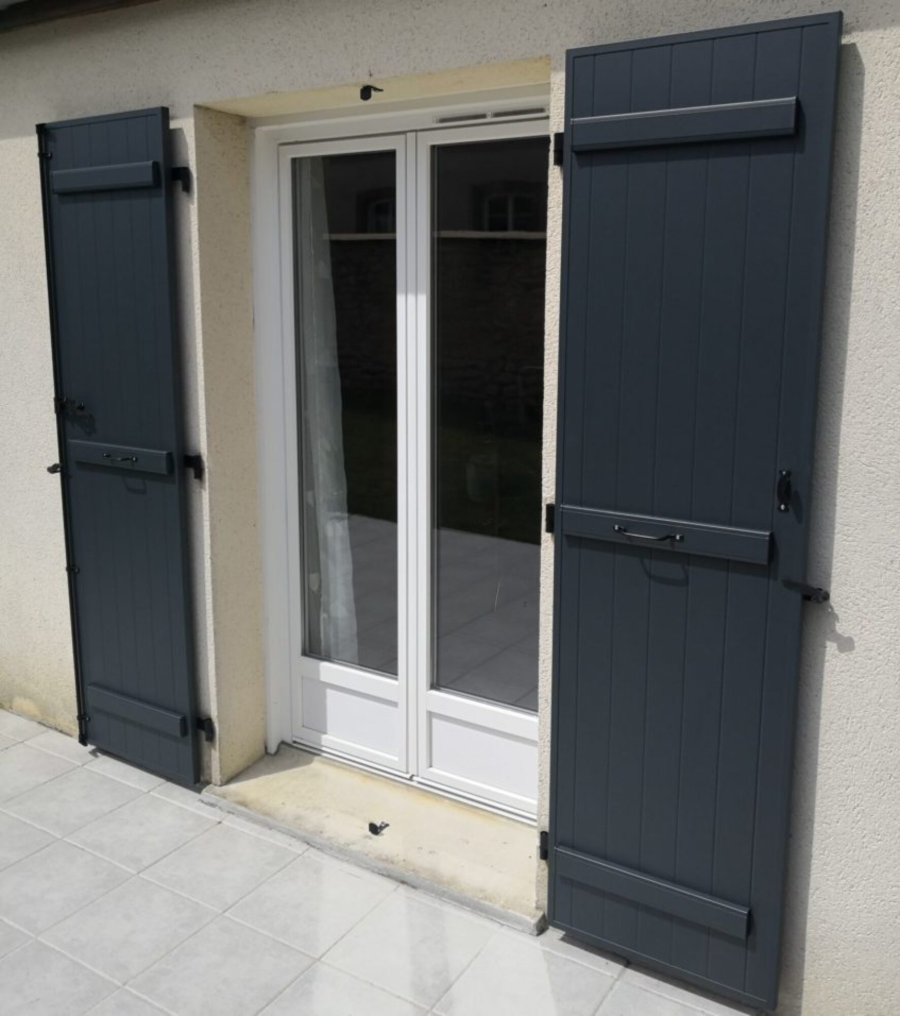 Volet battant aluminium sur-mesure