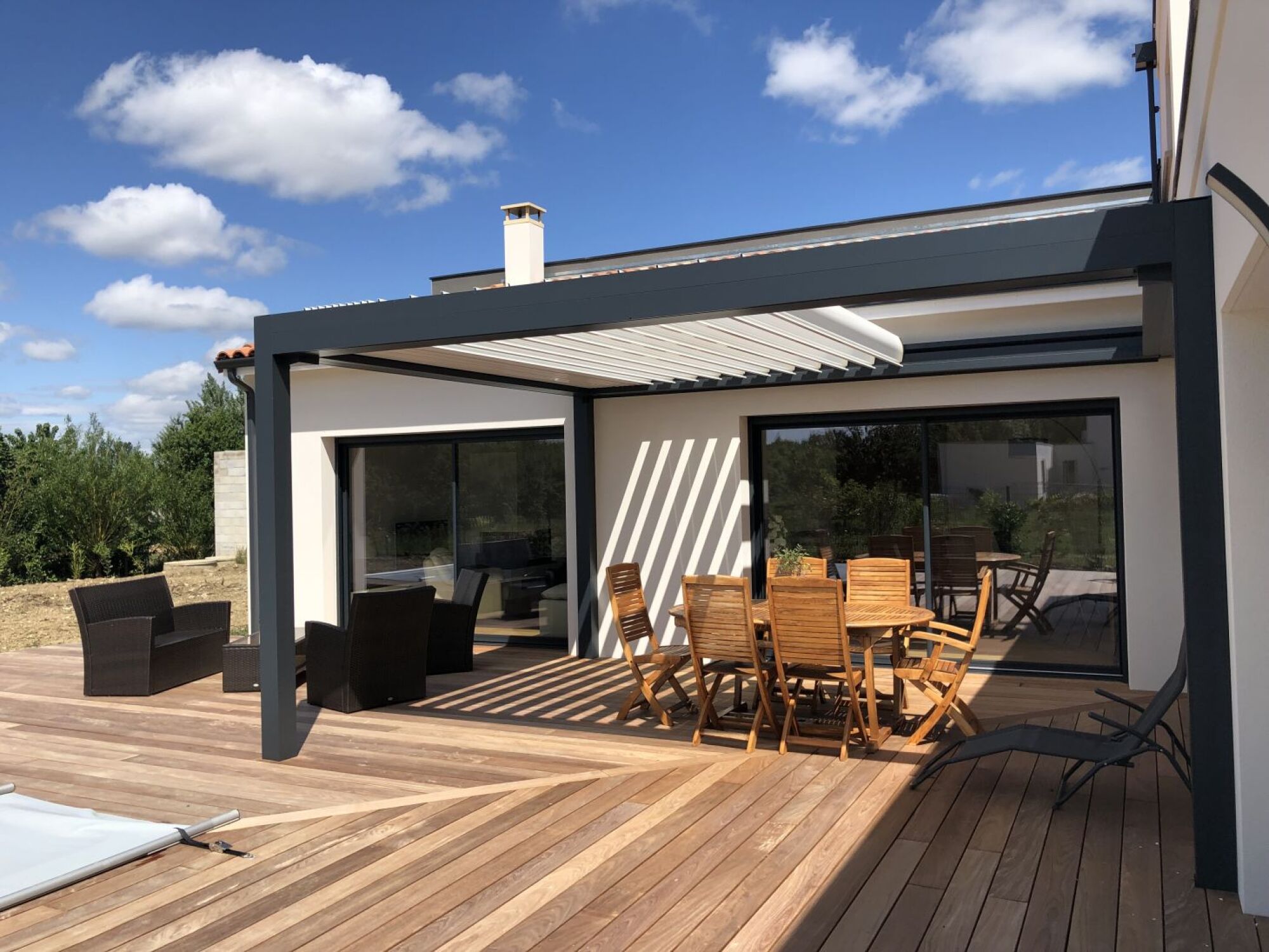 Pergola bioclimatique lames orientables et rétractables - Largeur 4000 mm x Avancée 5200mm