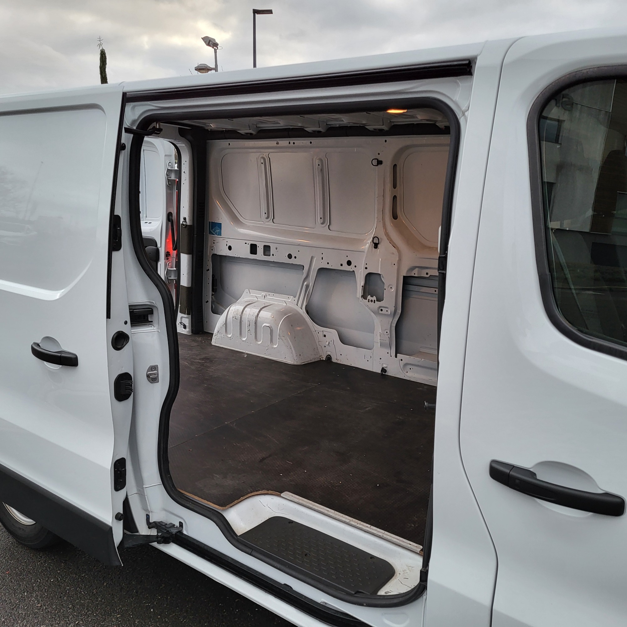 Trafic Fourgon L2H1 dci 120