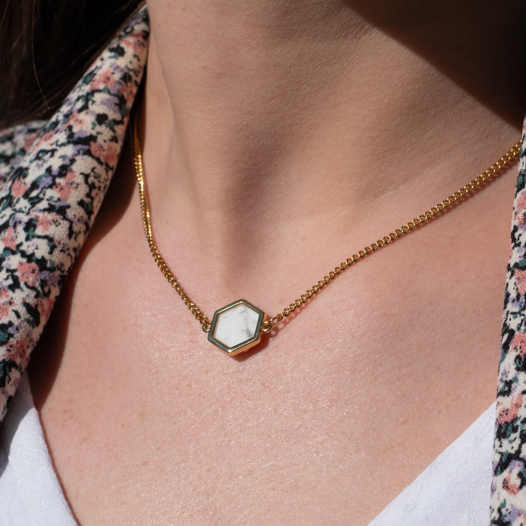 Collier Hexalia en pierres Howlite