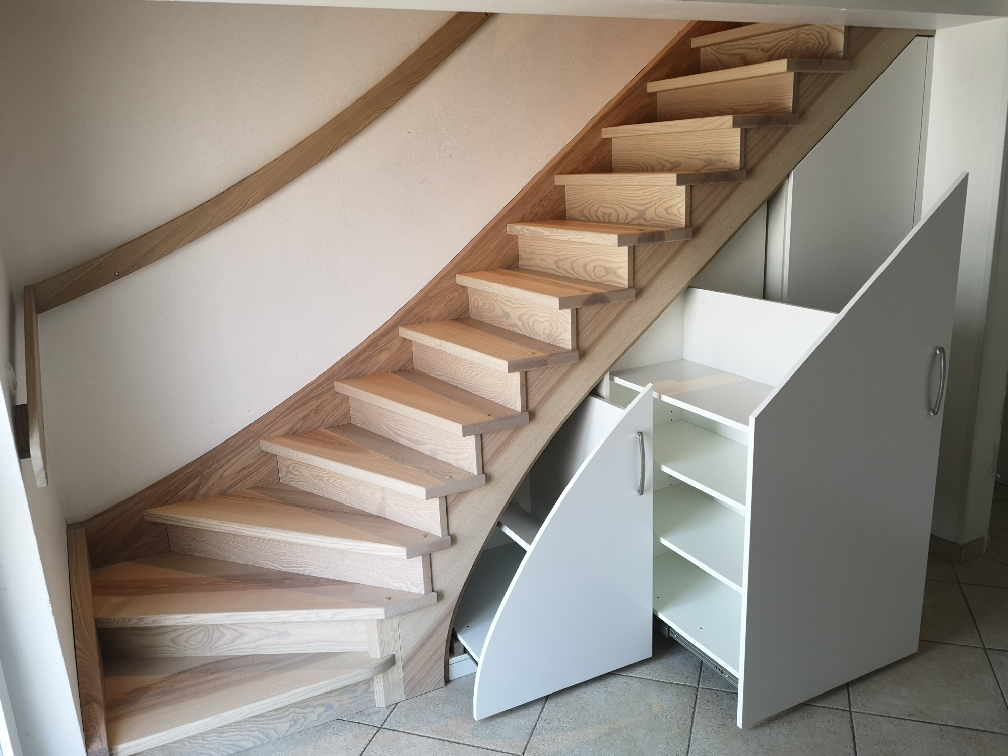 Escalier avec placards intégrés sur-mesure