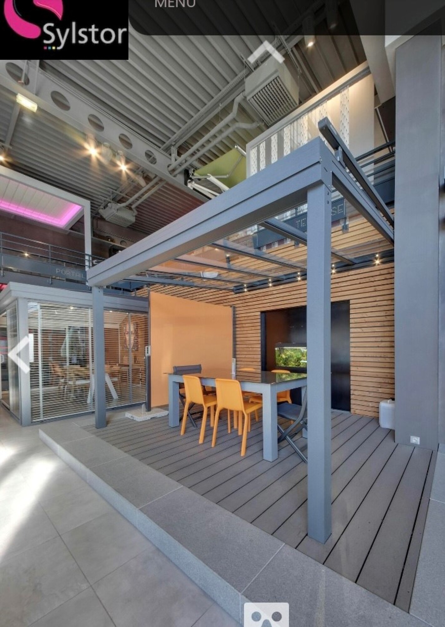 Verrière 3600 x 2900 avec store de toiture radio télécommandé et lumière LED.