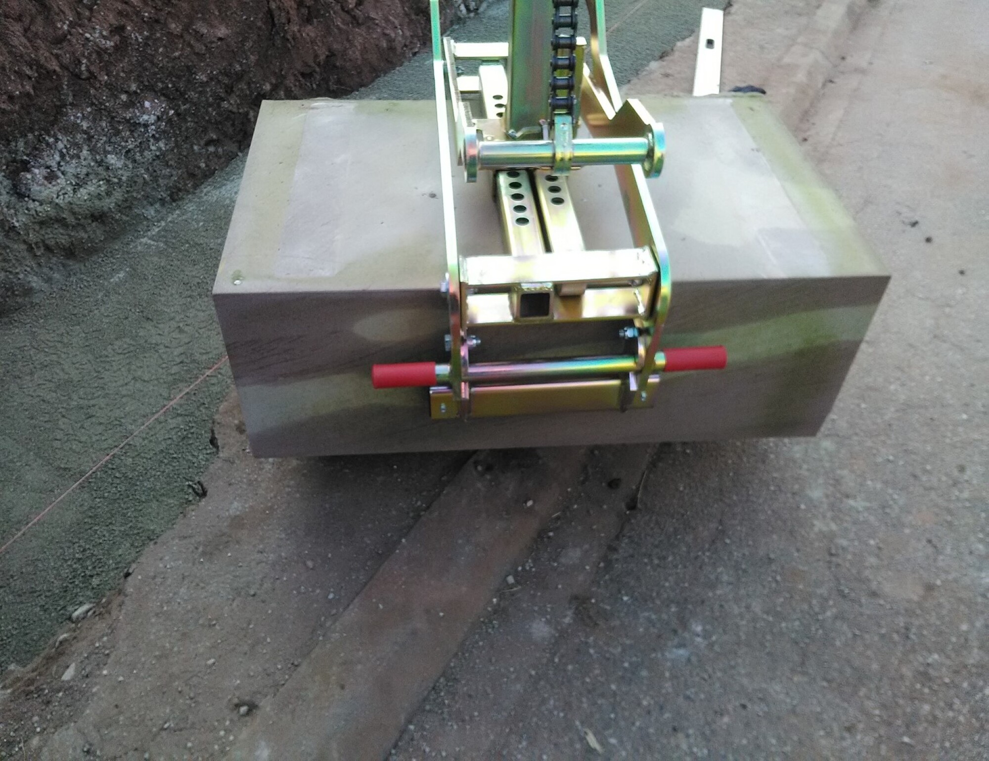 Location pince pour pose enrochement scié