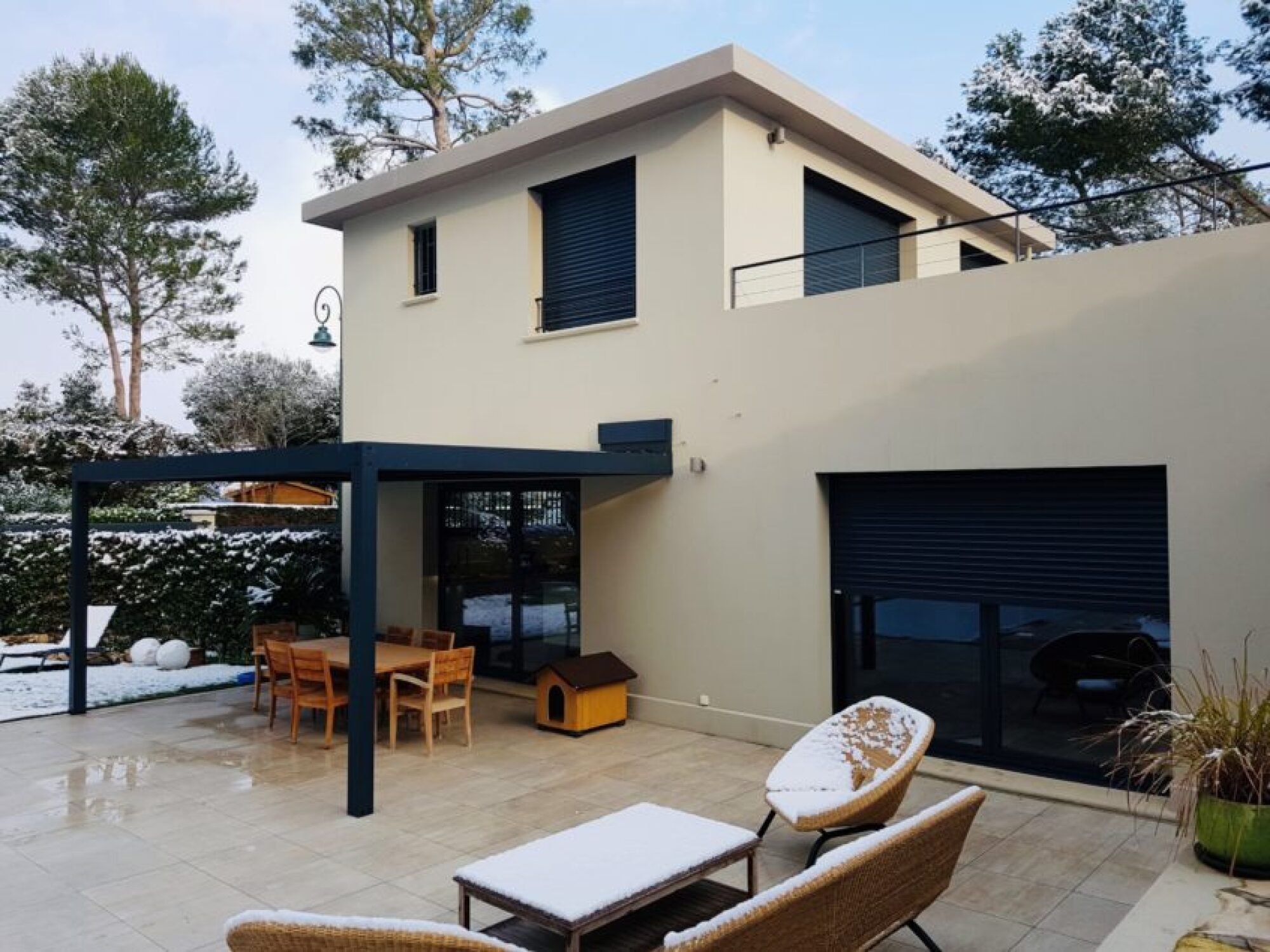 Pergola bioclimatique à lames orientables ou toile rétractable