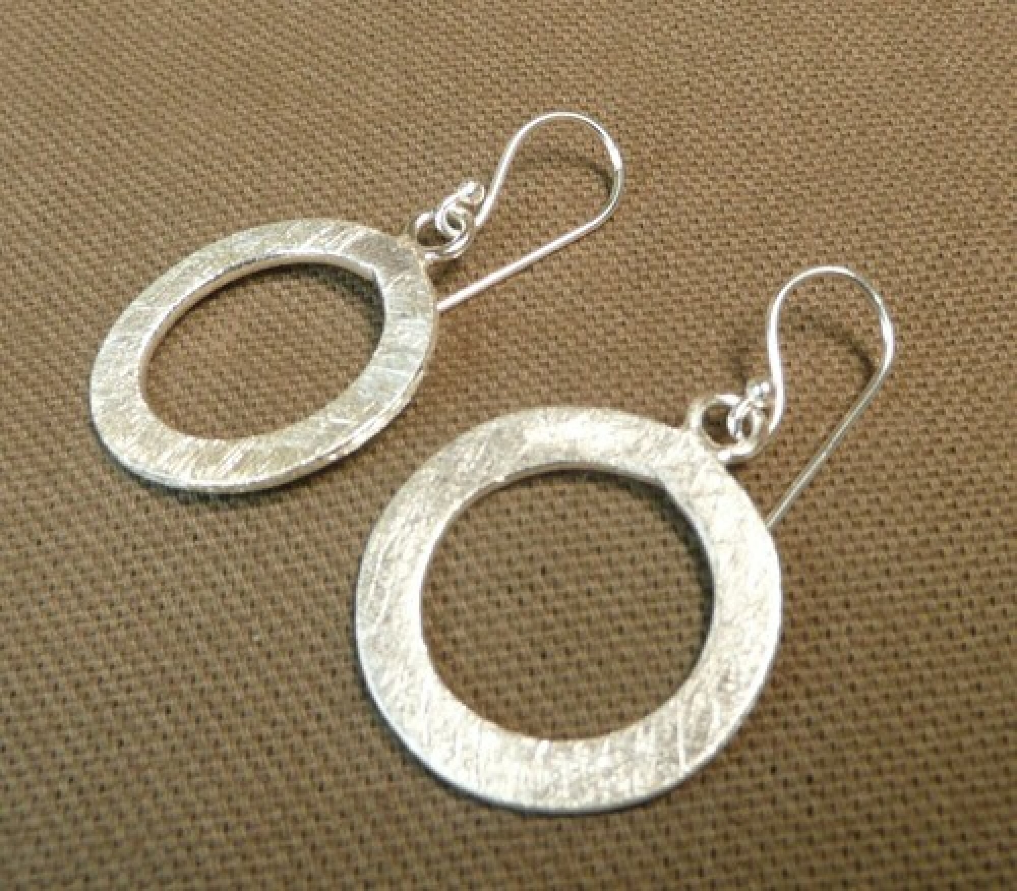 Boucles d'oreilles cercle en argent brossé